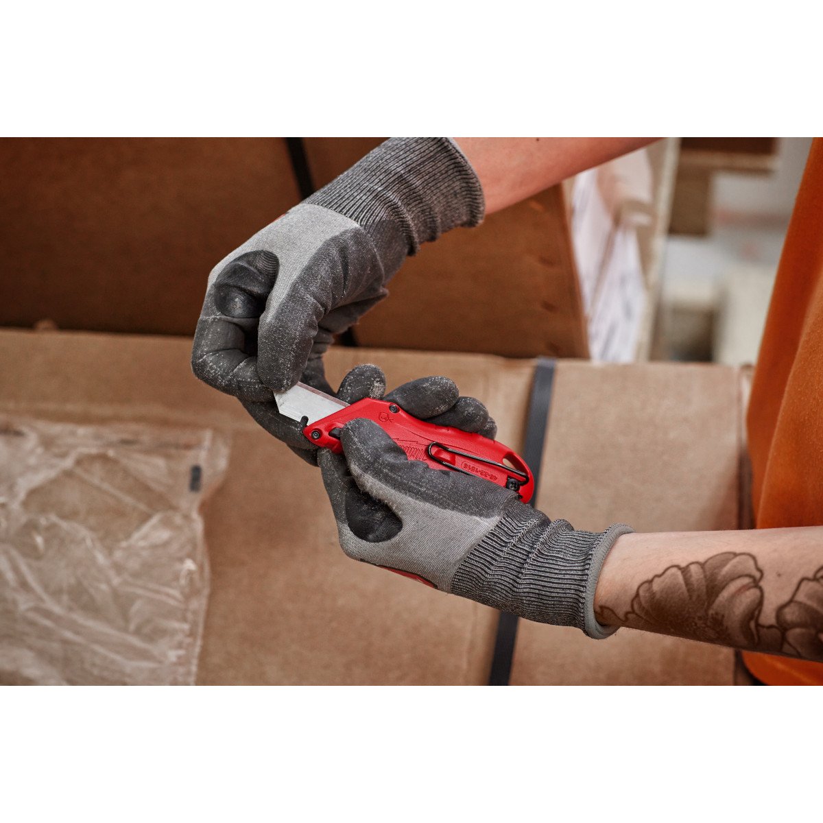 Milwaukee 48-22-1516 Compact Side Slide Utility Knife - in use