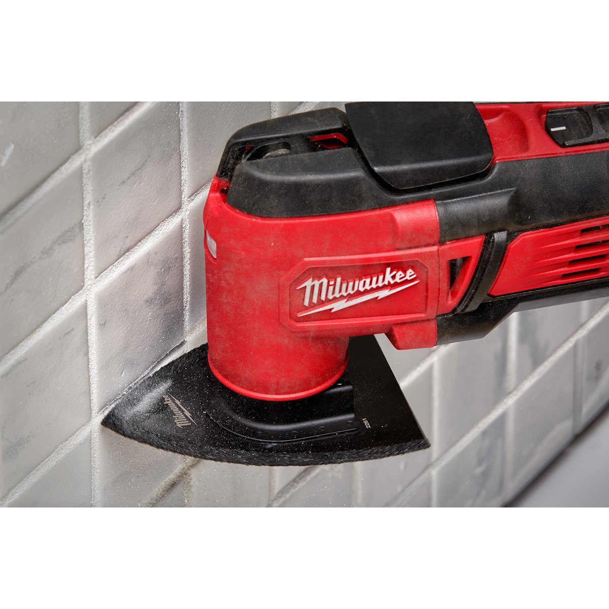 Milwaukee 49-25-2261 OPEN-LOK™ 2-IN-1 HYBRID CARBIDE GRIT BLADE 1PK - in use