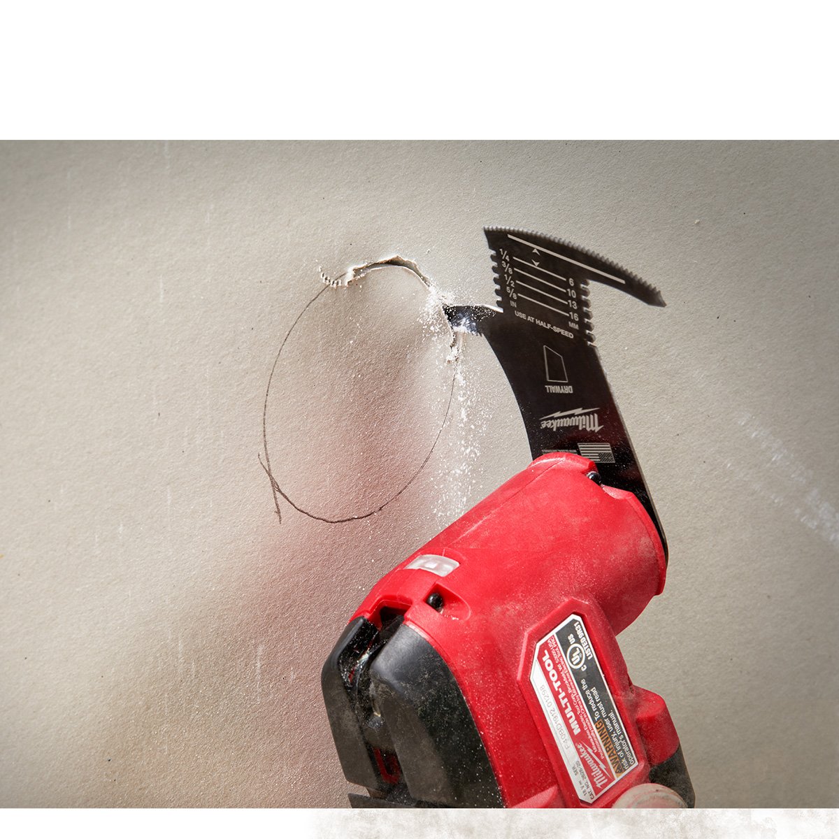Milwaukee 49-25-2281 OPEN-LOK™ 5-IN-1 DRYWALL BLADE 1PK - in use
