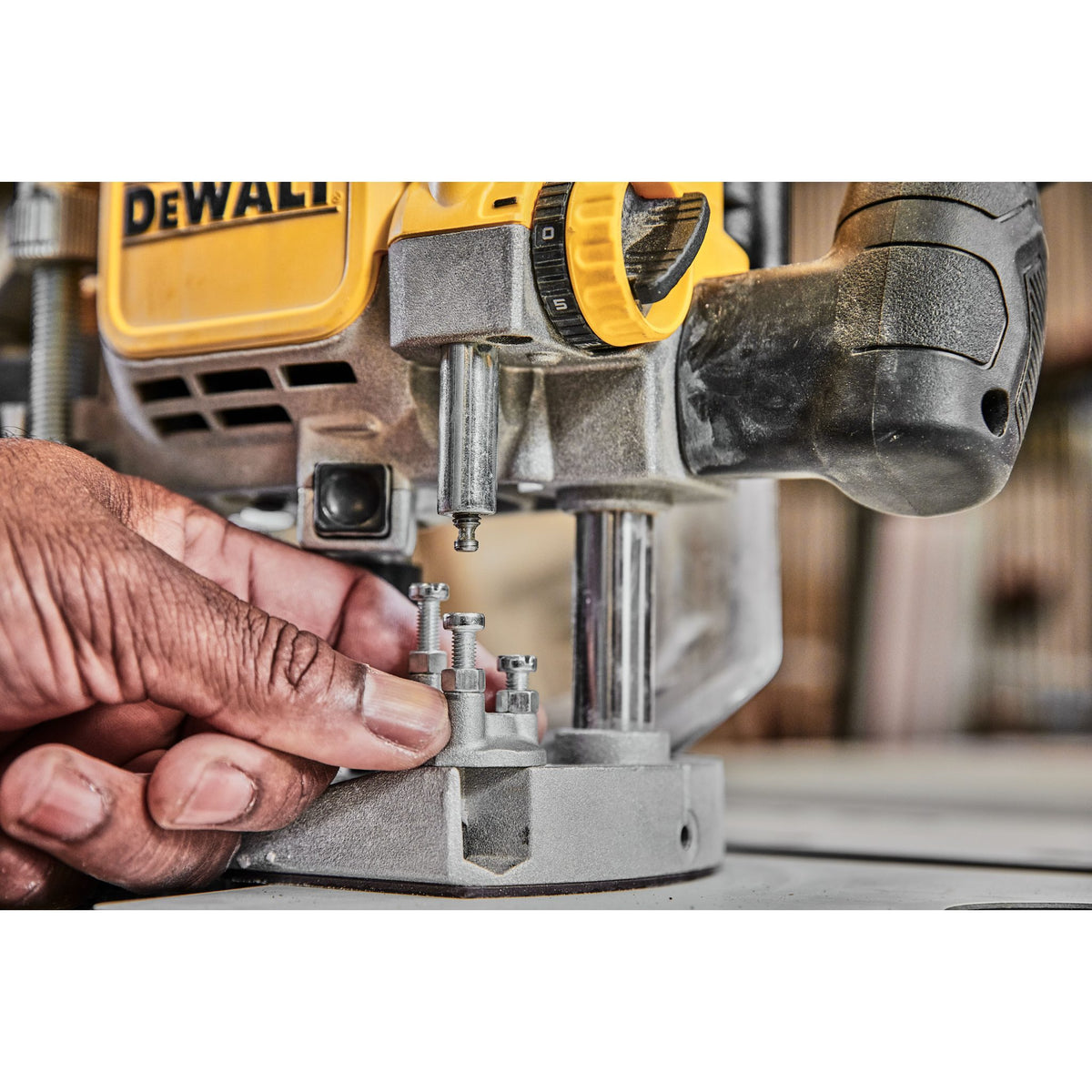 DEWALT DWE625 1/2" (12Mm) Plunge Router - detail close-up