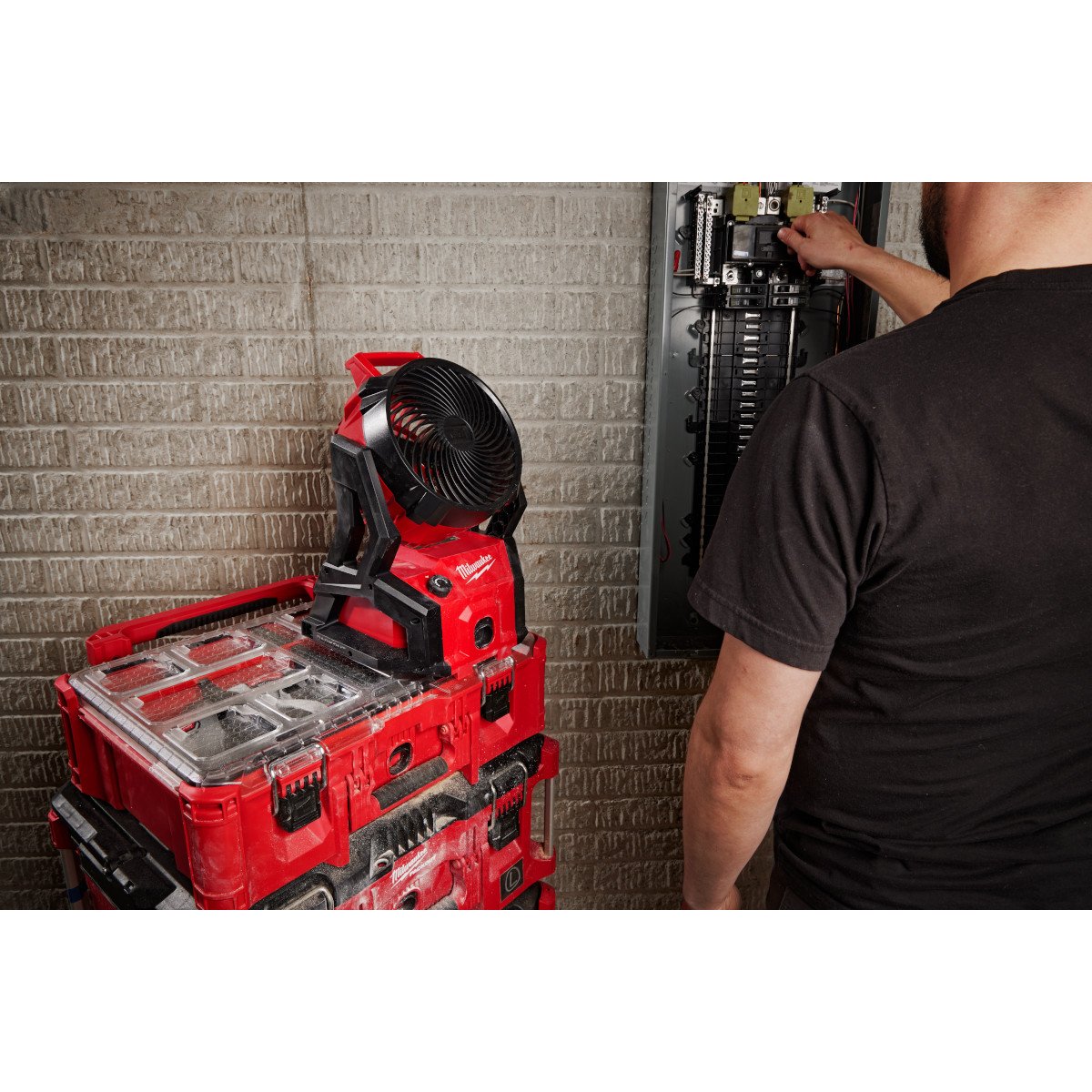 Milwaukee 0818-20 M18™ Brushless PACKOUT™ Fan - in use