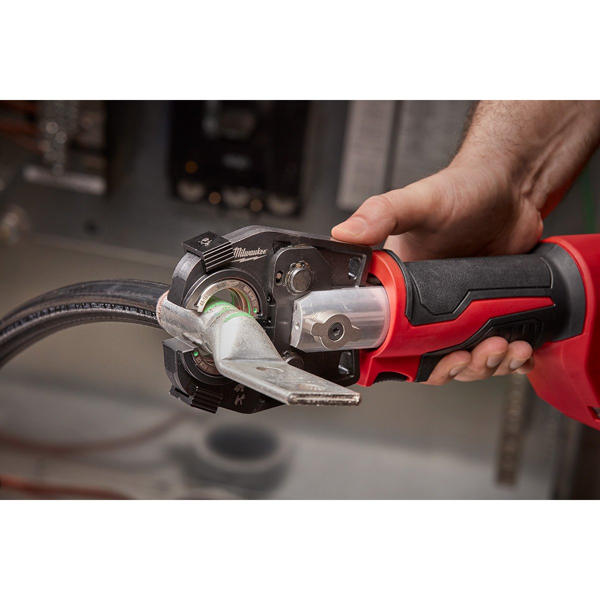 Milwaukee 2679-22 M18 FORCE LOGIC 600 MCM Crimper Kit - in use