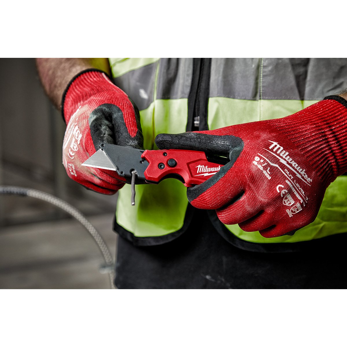 Milwaukee 48-22-1505 FASTBACK™ 6IN1 Folding Utility Knife - in use