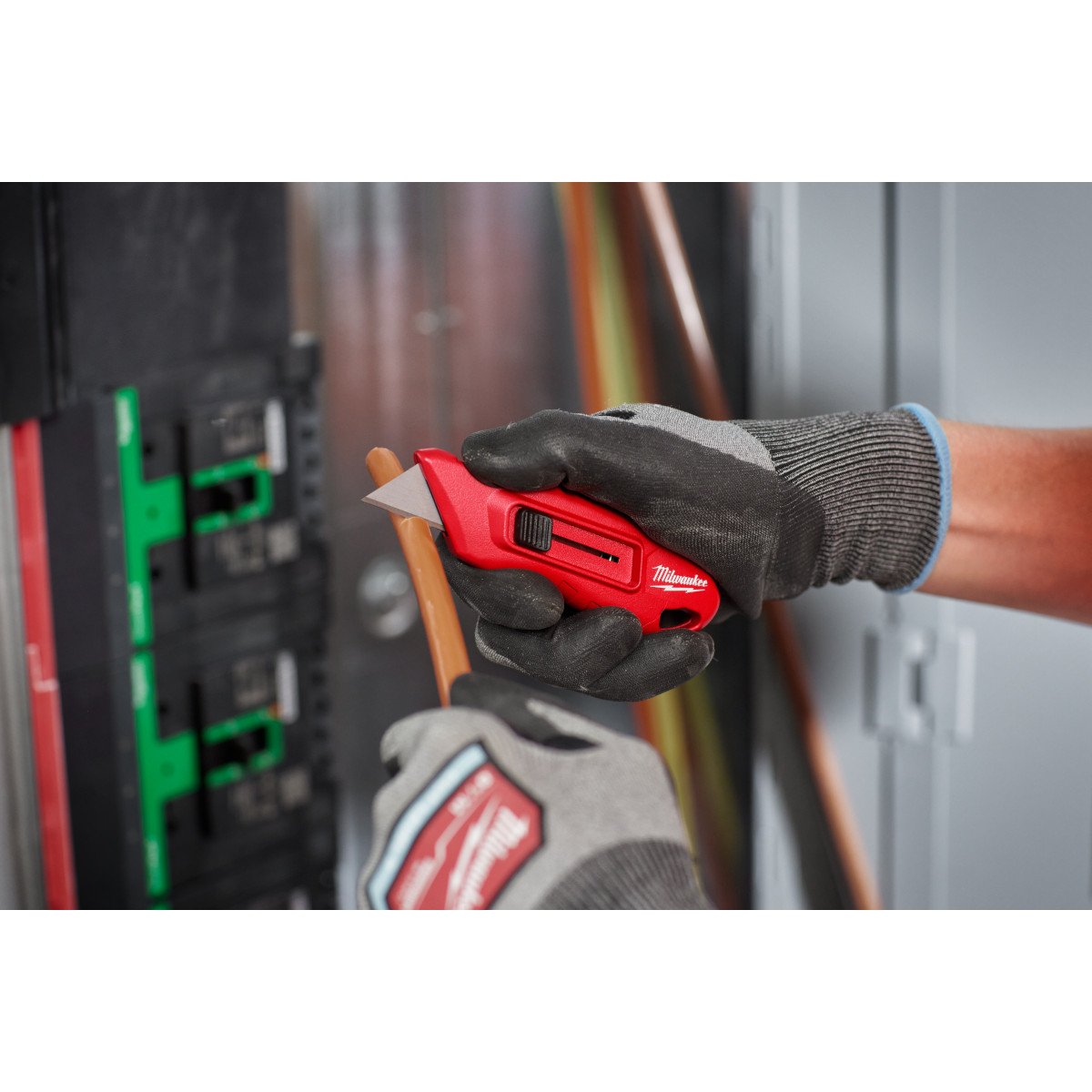 Milwaukee 48-22-1516 Compact Side Slide Utility Knife - in use