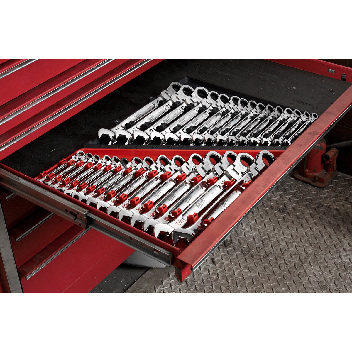 Milwaukee 48-22-9413 15pc SAE Flex Head Ratcheting Combination Wrench Set - in use