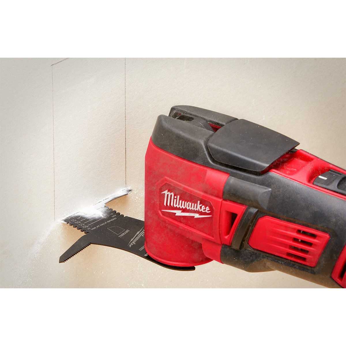 Milwaukee 49-25-2281 OPEN-LOK™ 5-IN-1 DRYWALL BLADE 1PK - in use
