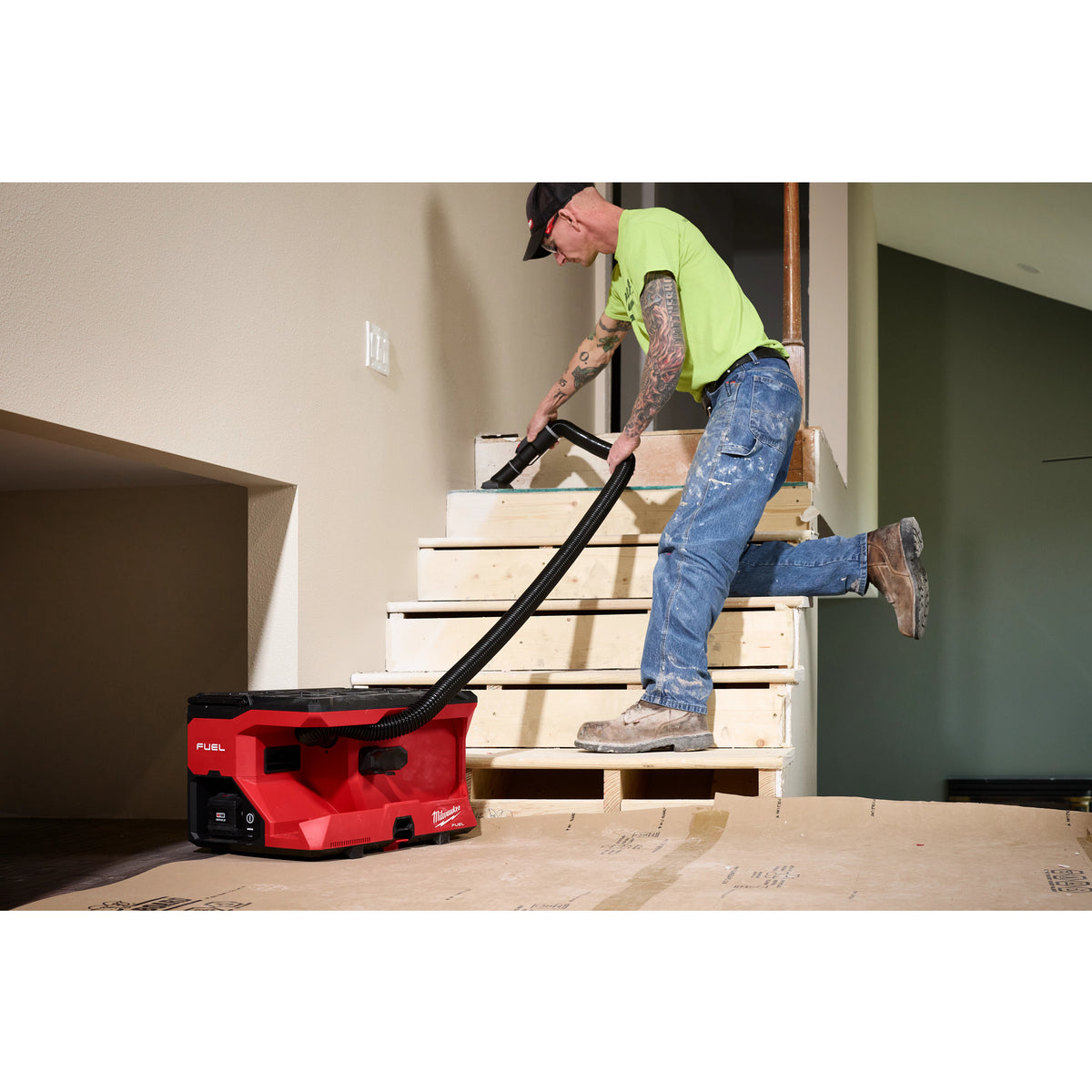 Milwaukee M18 FUEL 4 Gallon Wet/Dry Vacuum application