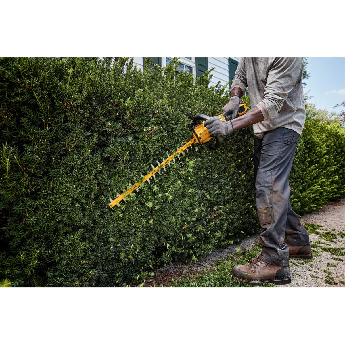 DeWalt DCHT870X1 60V MAX* 26 in. Brushless Cordless Hedge Trimmer Kit