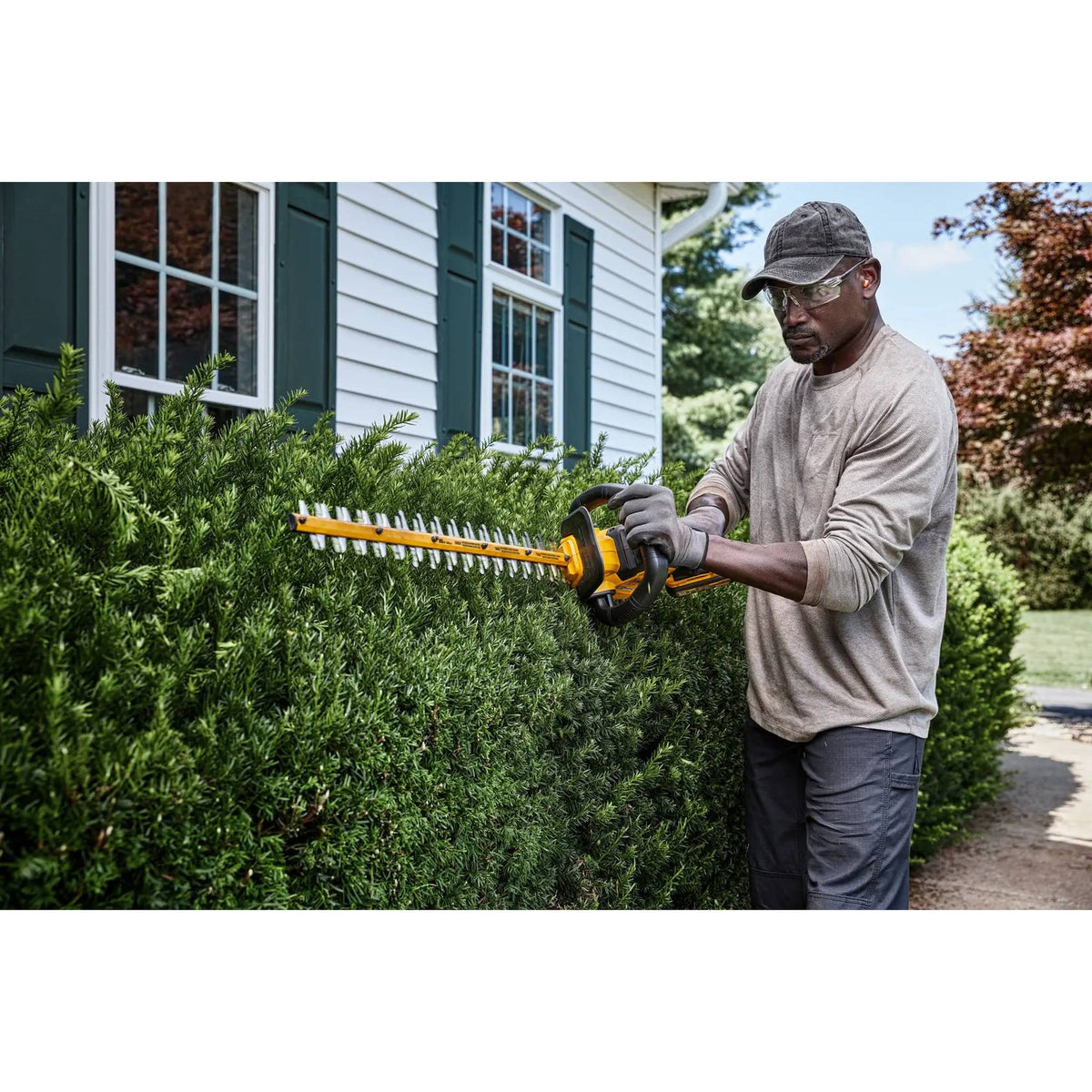 DeWalt DCHT870X1 60V MAX* 26 in. Brushless Cordless Hedge Trimmer Kit