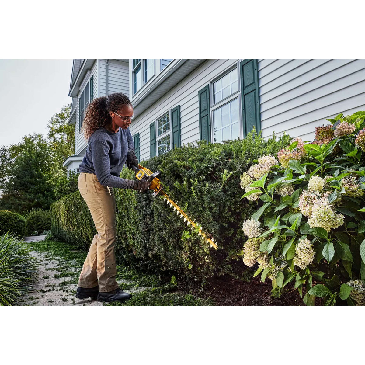 DeWalt DCHT870X1 60V MAX* 26 in. Brushless Cordless Hedge Trimmer Kit