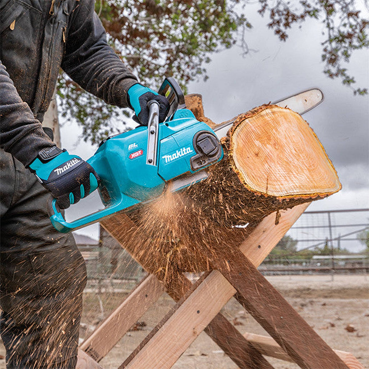 Makita UC016GT101 40Vmax XGT Brushless 16" Rear Handle Chainsaw 5.0Ah Kit