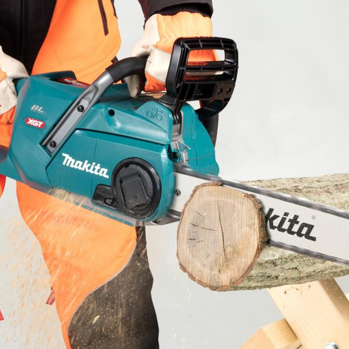 Makita UC016GT101 40Vmax XGT Brushless 16" Rear Handle Chainsaw 5.0Ah Kit