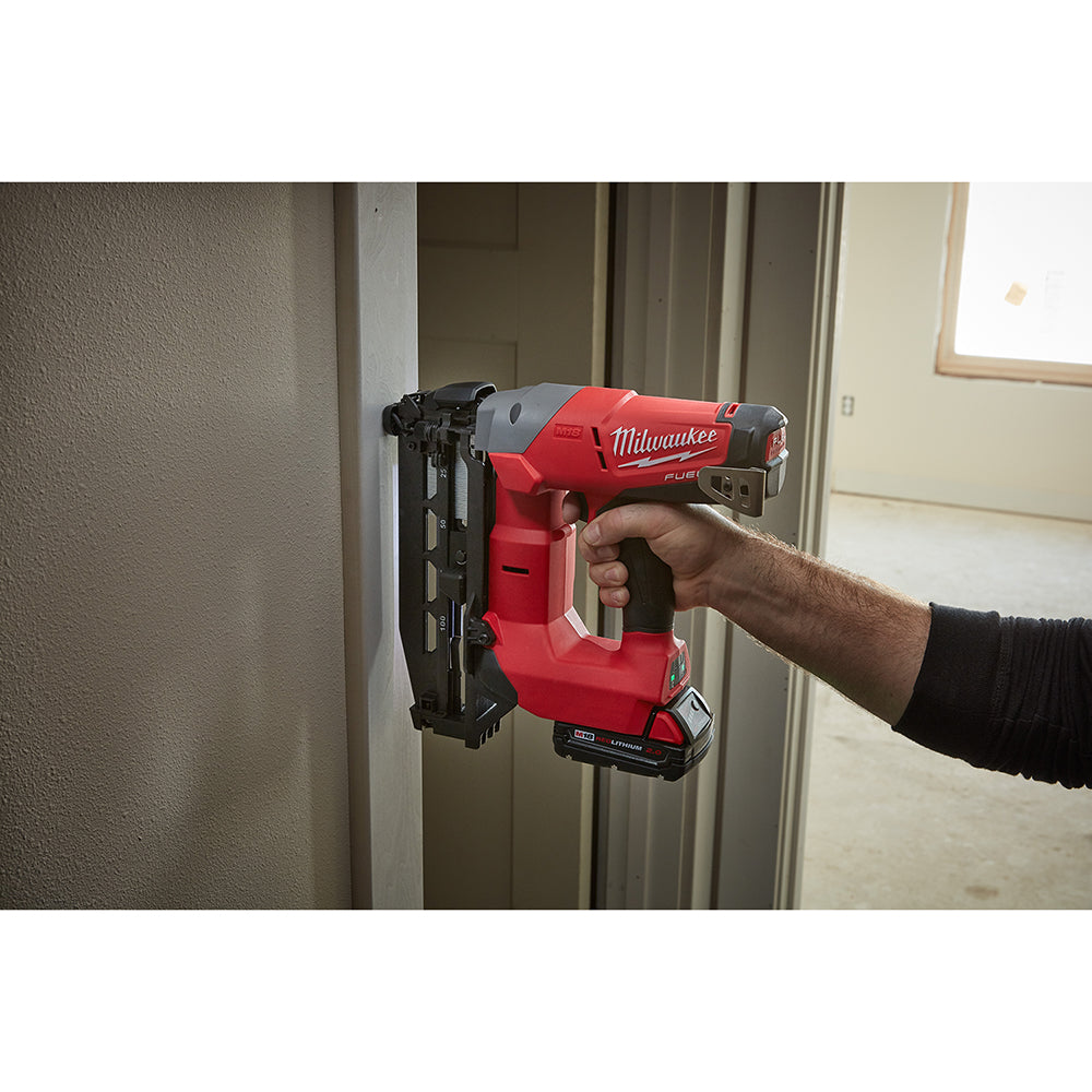 Milwaukee 2741-20 - Cloueuse de finition droite M18 FUEL™ calibre 16