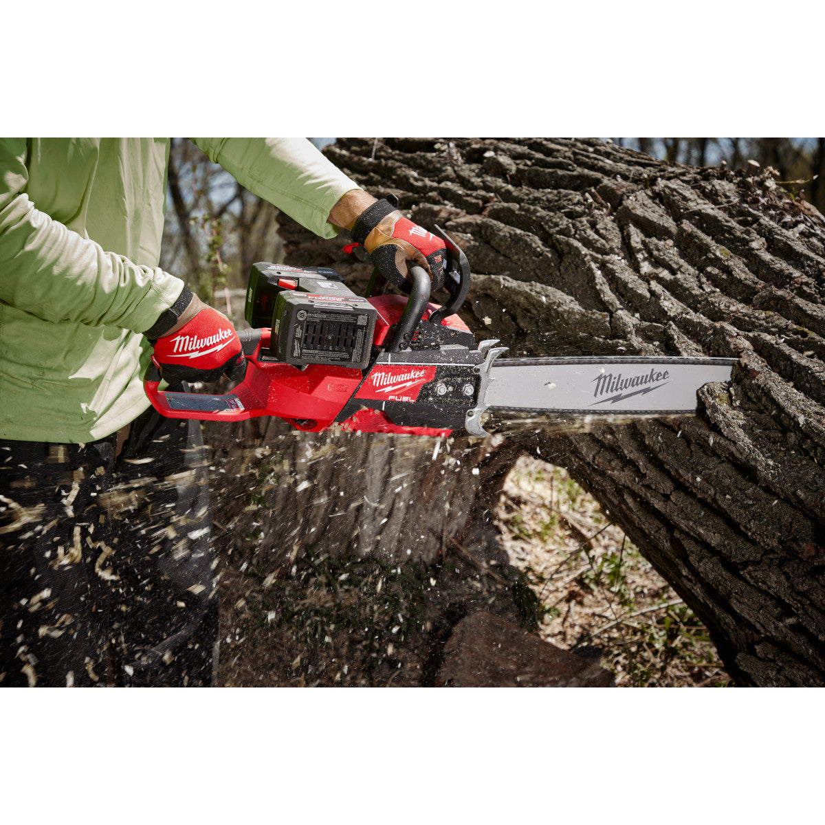 Milwaukee 2827-22 - M18 FUEL 20-inch Dual Battery Chainsaw Kit w/ (2) FORGE XC8.0 Battery