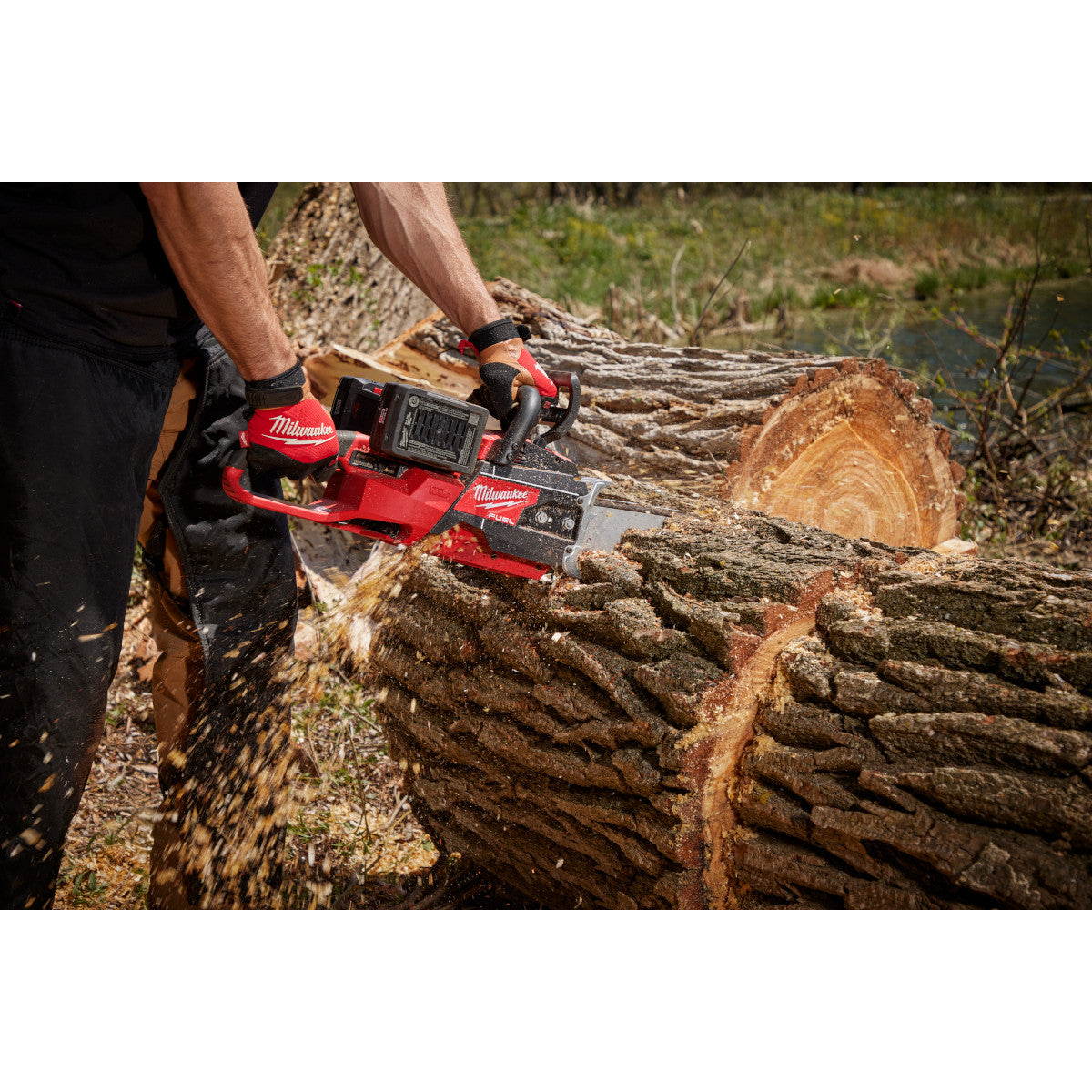 Milwaukee 2827-22 - M18 FUEL 20-inch Dual Battery Chainsaw Kit w/ (2) FORGE XC8.0 Battery