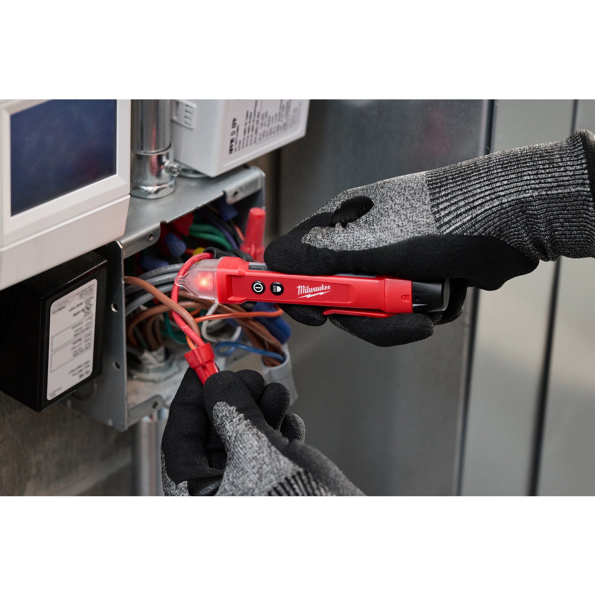 Milwaukee 3202-20 in use testing electrical outlet