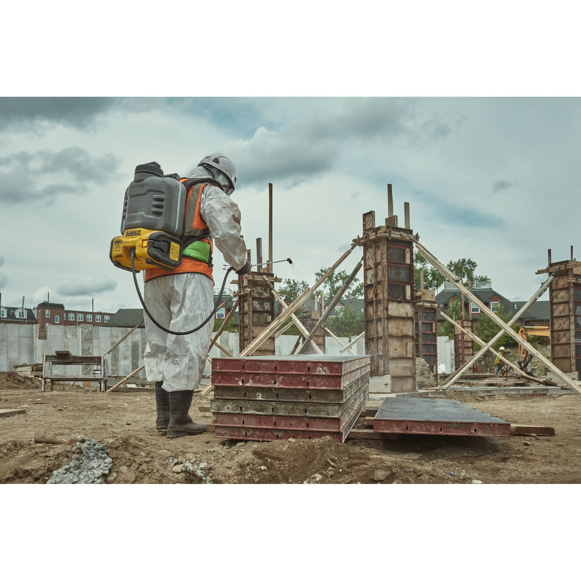 DEWALT 20V MAX XR Concrete Sprayer with Accessories and Powerstack Battery