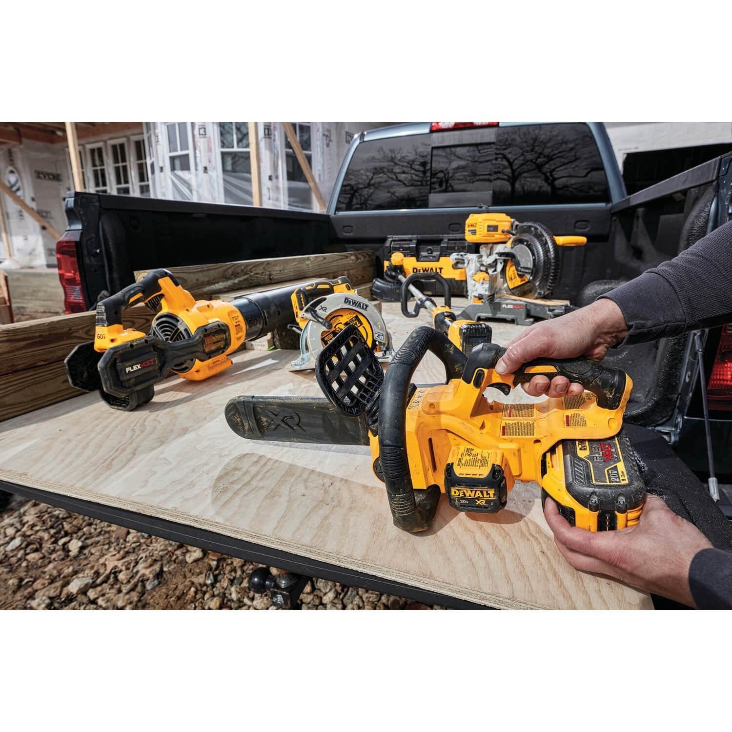 DEWALT DCCS620P1-20V MAX* XR Cordless Chainsaw Kit, 5-Ah Battery, 12-Inch - Wise Line Tools