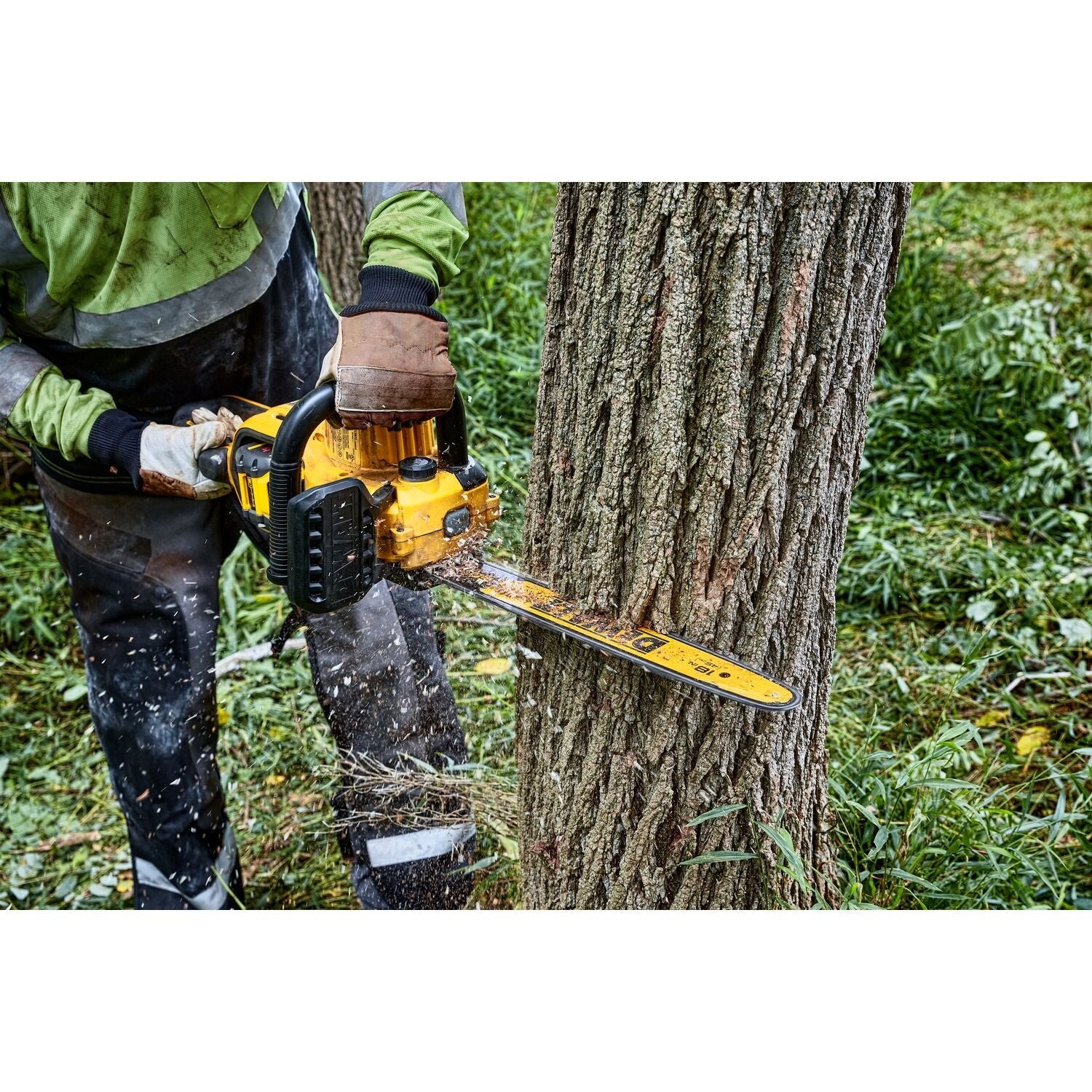 DEWALT DCCS672X1-60V MAX* 18 in. 3.0Ah Brushless Cordless Chainsaw - Wise Line Tools