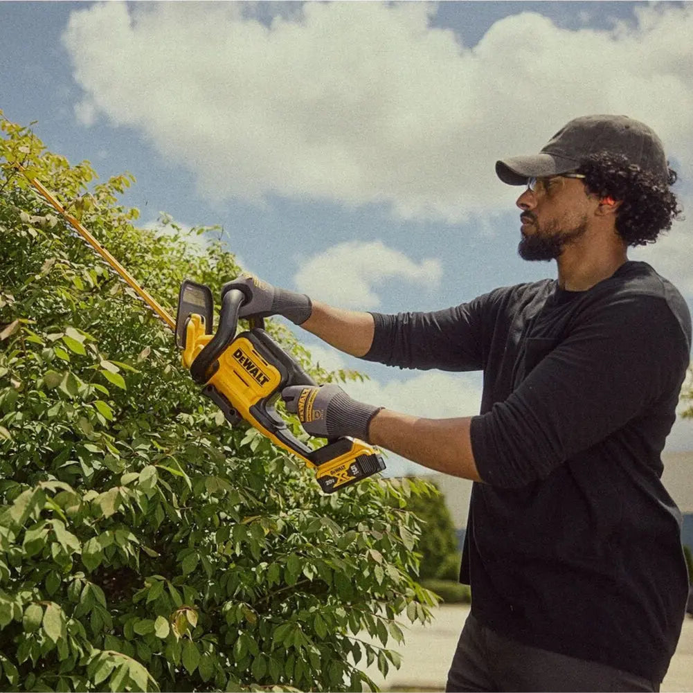 DEWALT DCHT821P1 - 20V MAX 22" Cordless Hedge Trimmer Kit DEWALT