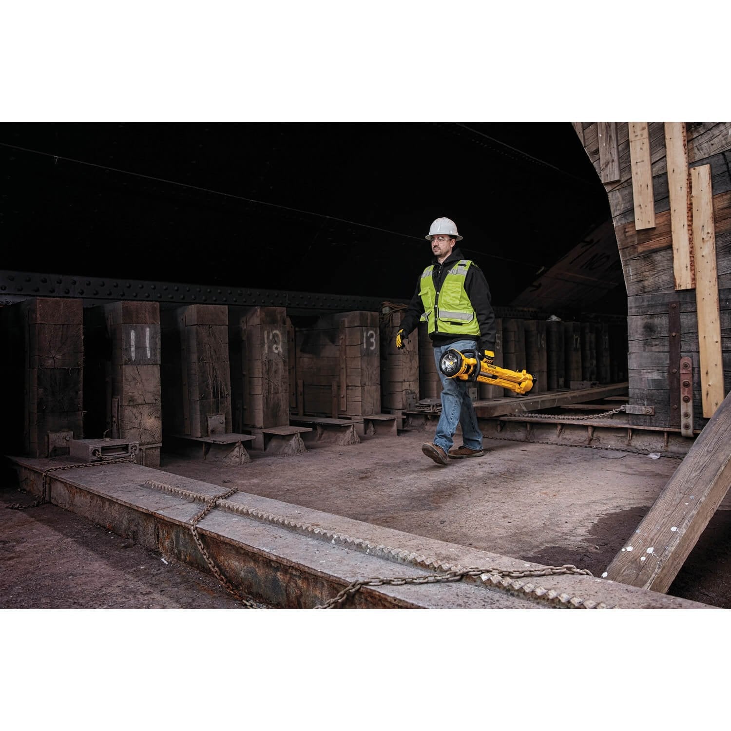 DEWALT DCL079B - 20V MAX* CORDLESS TRIPOD LIGHT (LIGHT ONLY) - Wise Line Tools