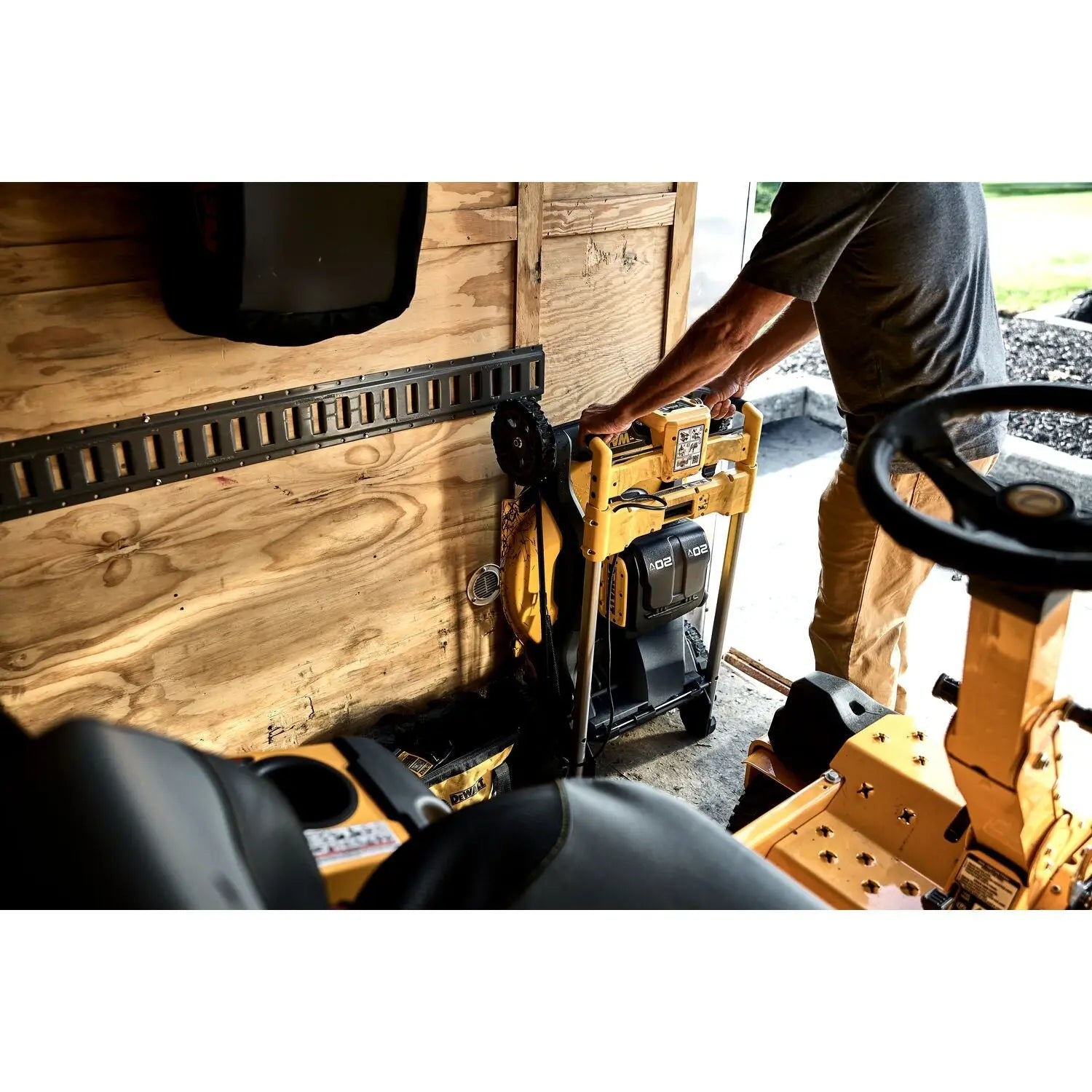 DEWALT DCMWSP256U2-CA -  2X20V* MAX XR® Cordless RWD, Self-Propelled Mower Kit
