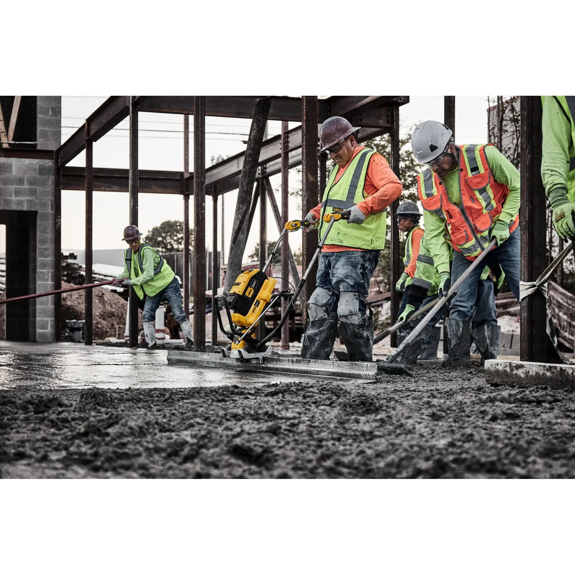 DEWALT DCPS330AG2 - POWERSHIFT Concrete Power Screed Kit - Wise Line Tools