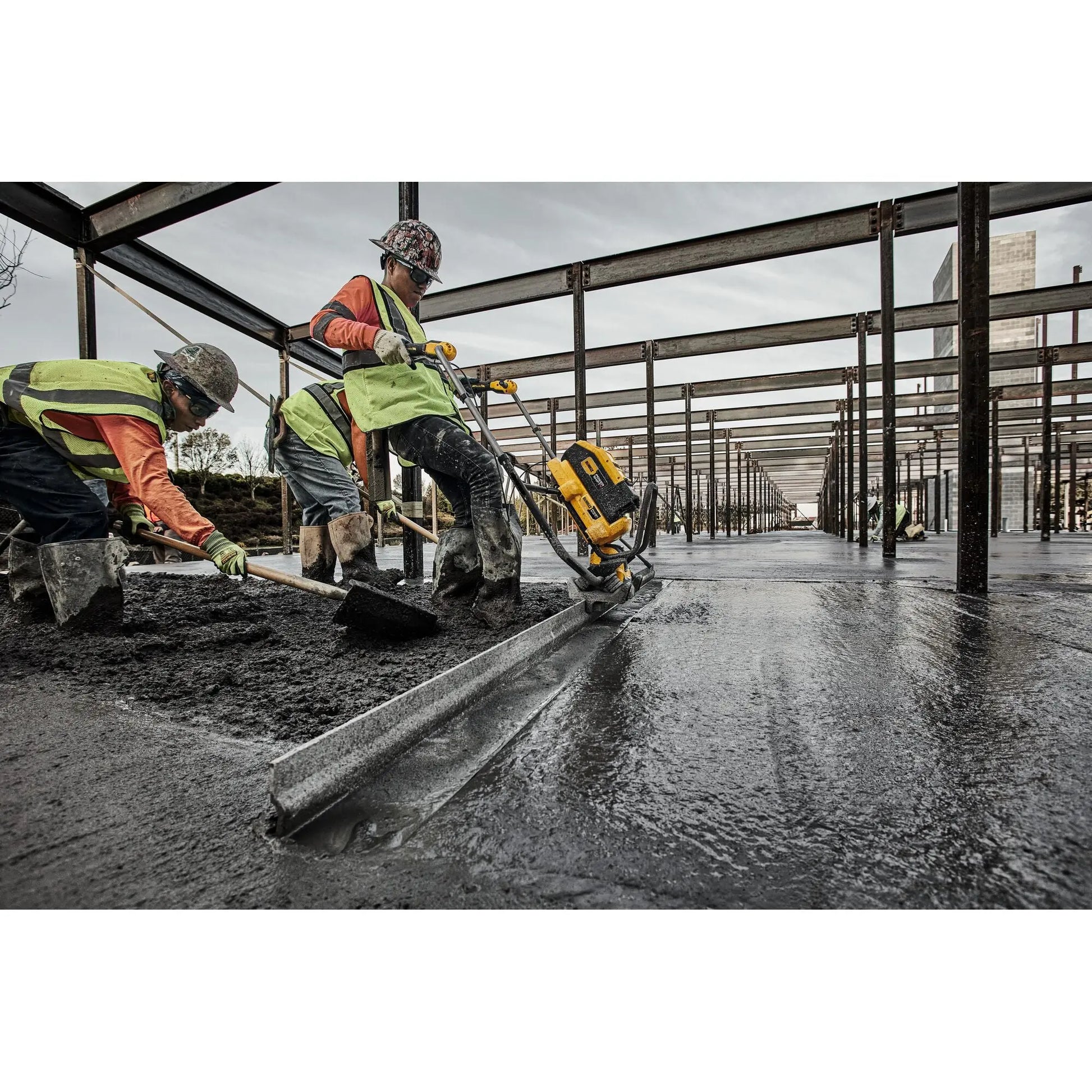 DEWALT DCPS330AG2 - POWERSHIFT Concrete Power Screed Kit - Wise Line Tools