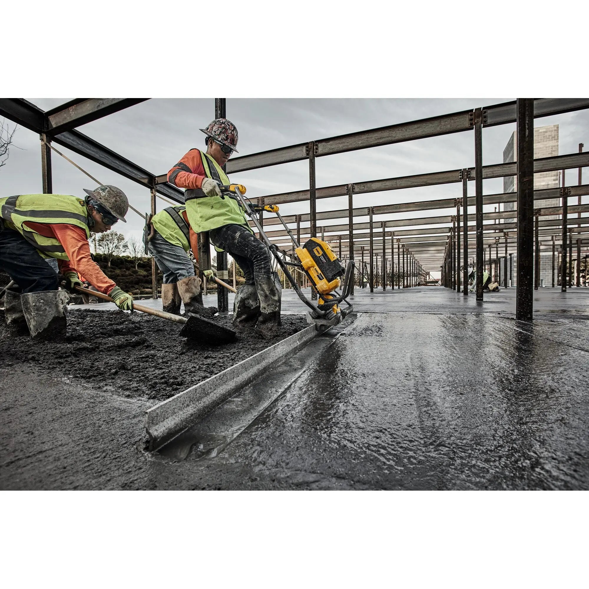 DEWALT DCPS330AG2 - POWERSHIFT Concrete Power Screed Kit - Wise Line Tools