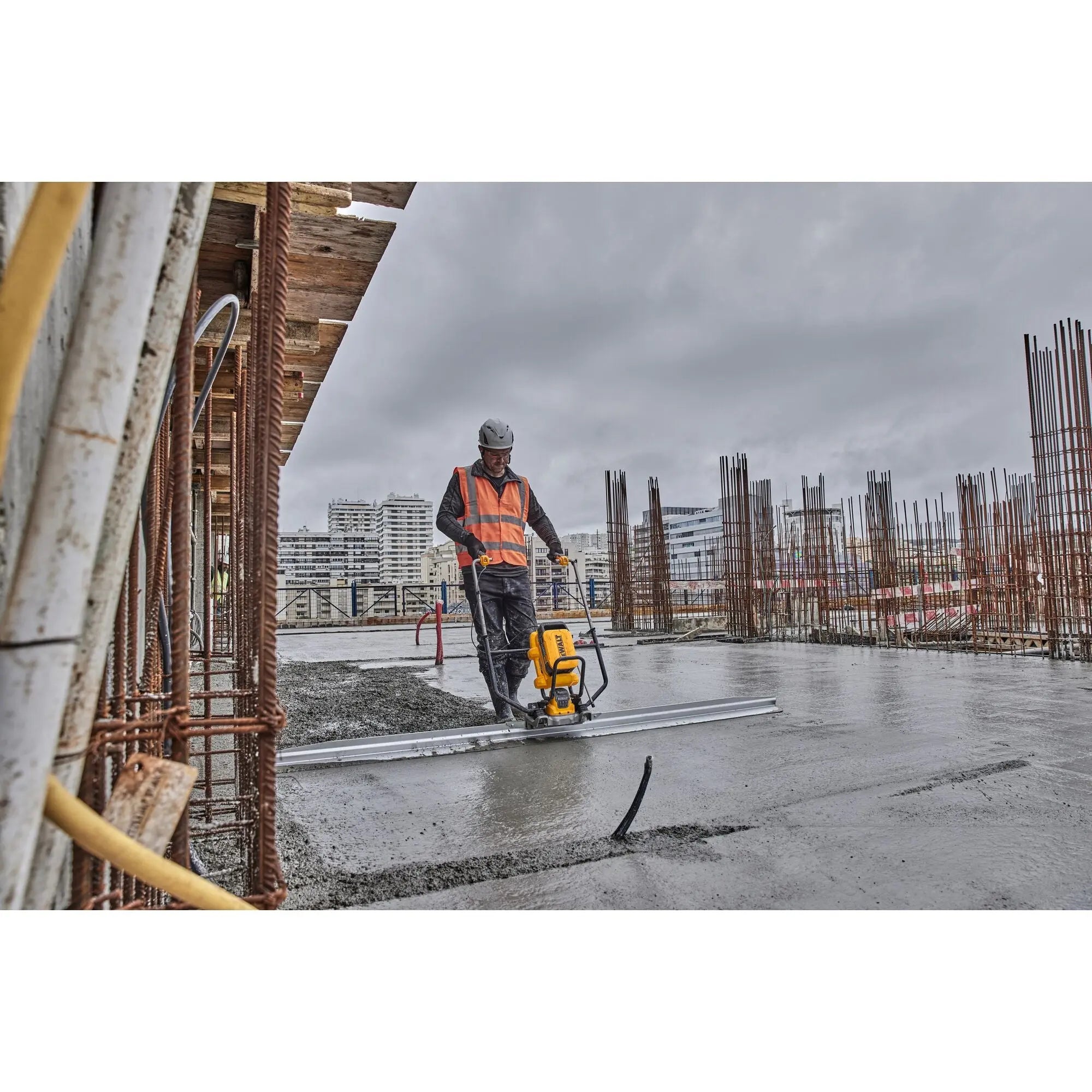 DEWALT DCPS330AG2 - POWERSHIFT Concrete Power Screed Kit - Wise Line Tools