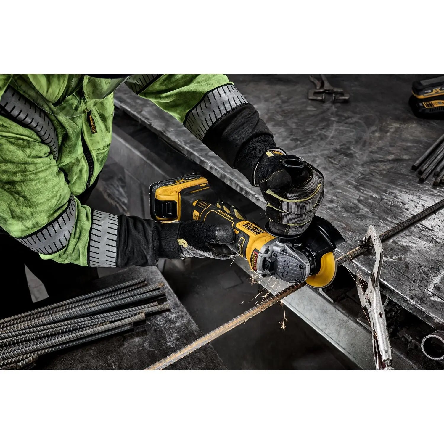Dewalt DCG410WW1 - 20V MAX* XR® BRUSHLESS CORDLESS 4-1/2 IN. - 5 IN. ANGLE GRINDER KIT WITH XR POWERPACK™ - Wise Line Tools