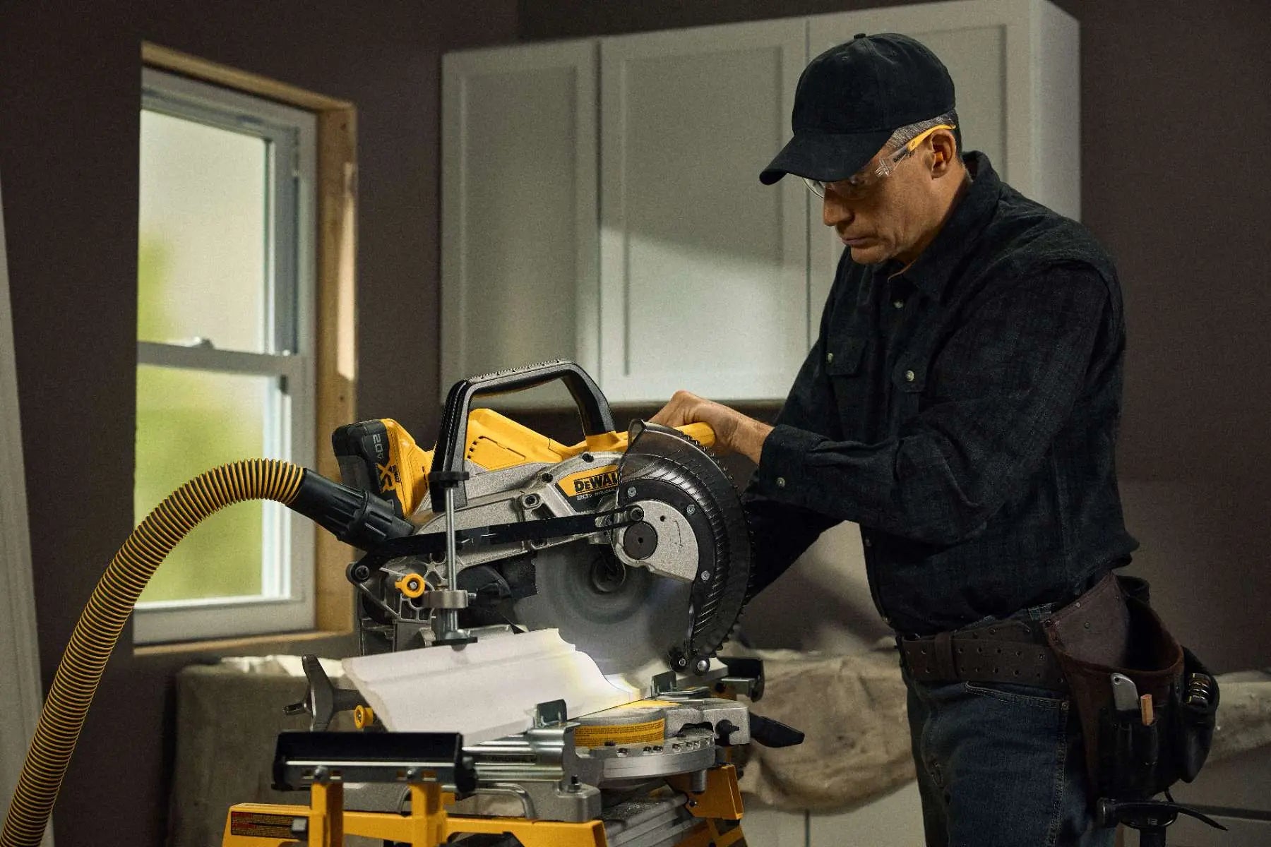 Dewalt DCS714B - 20V MAX* XR® 10 in. Double Bevel Fixed Miter Saw (Tool Only) DEWALT