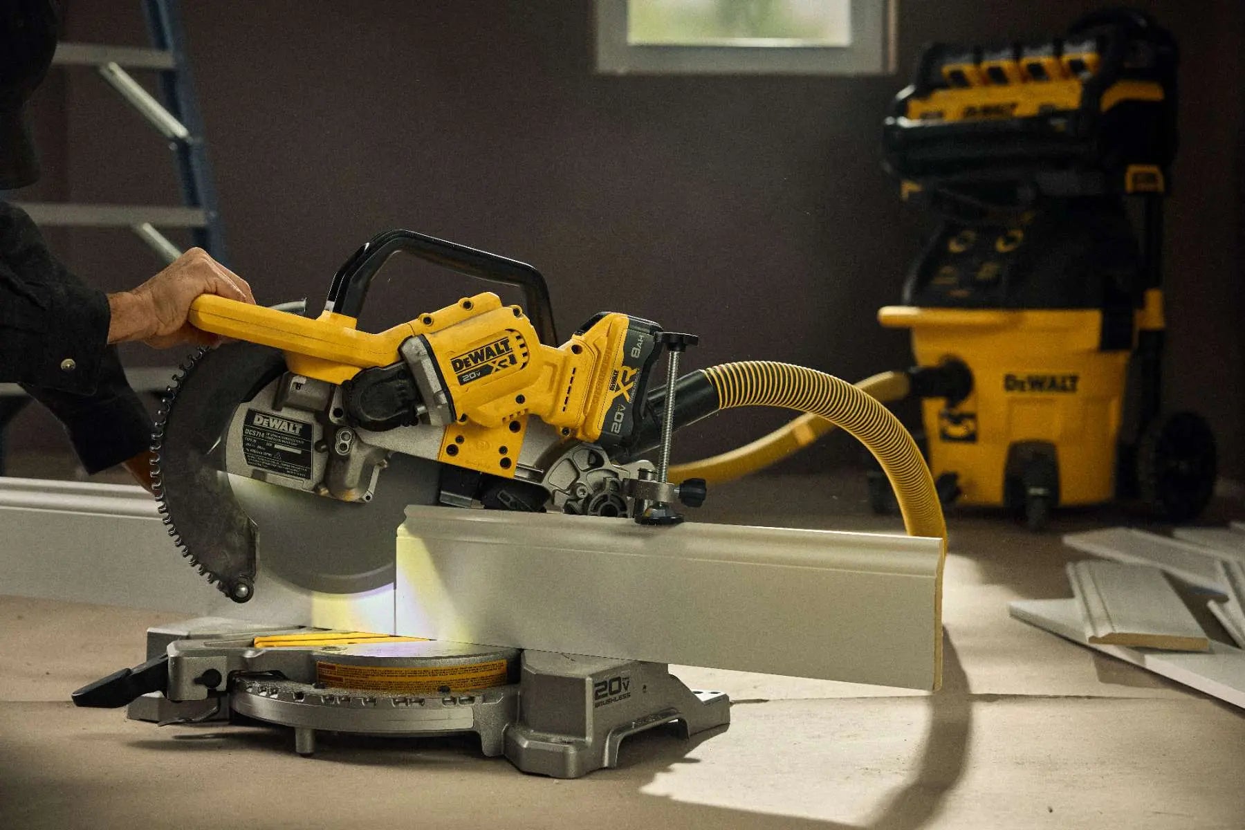 Dewalt DCS714B - 20V MAX* XR® 10 in. Double Bevel Fixed Miter Saw (Tool Only) DEWALT