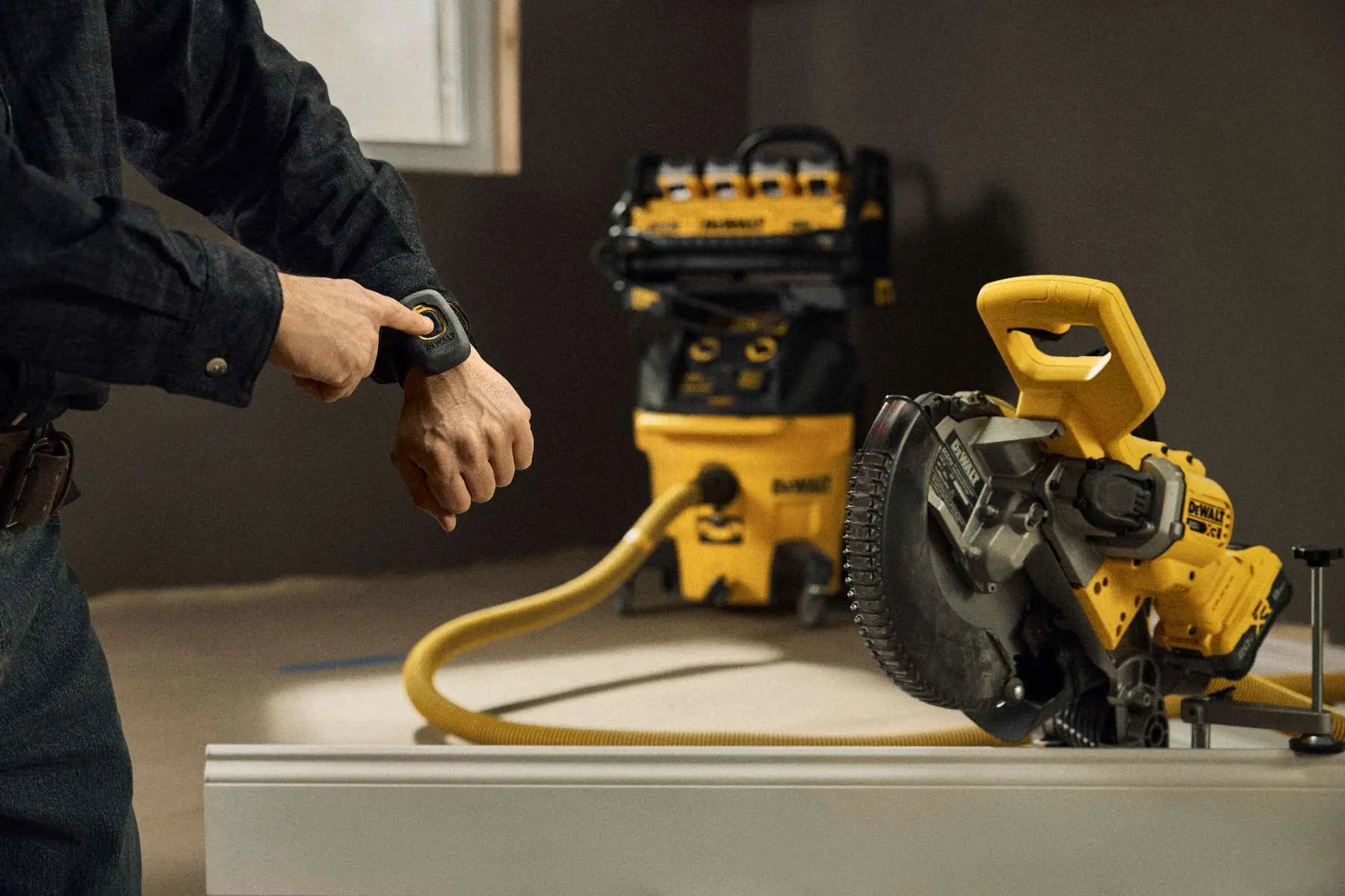 Dewalt DCS714B - 20V MAX* XR® 10 in. Double Bevel Fixed Miter Saw (Tool Only) DEWALT