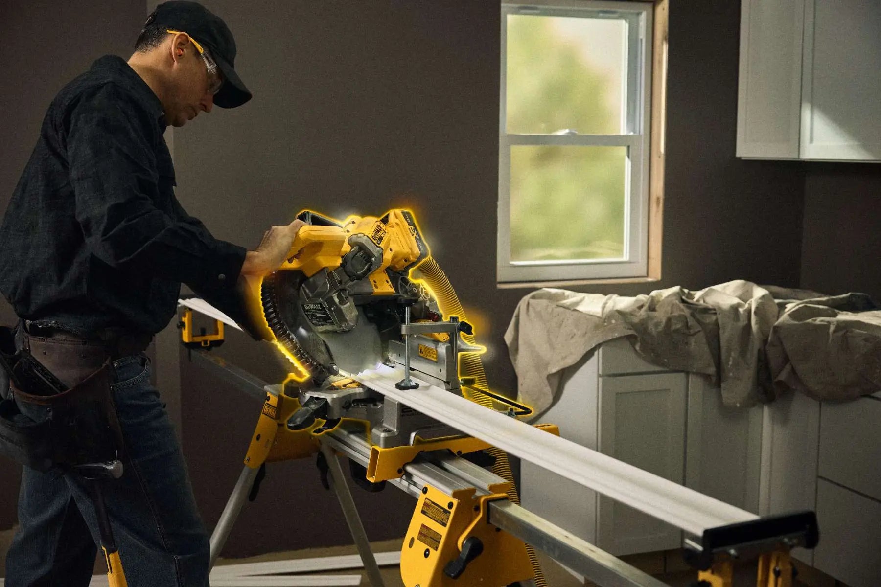 Dewalt DCS714B - 20V MAX* XR® 10 in. Double Bevel Fixed Miter Saw (Tool Only) DEWALT