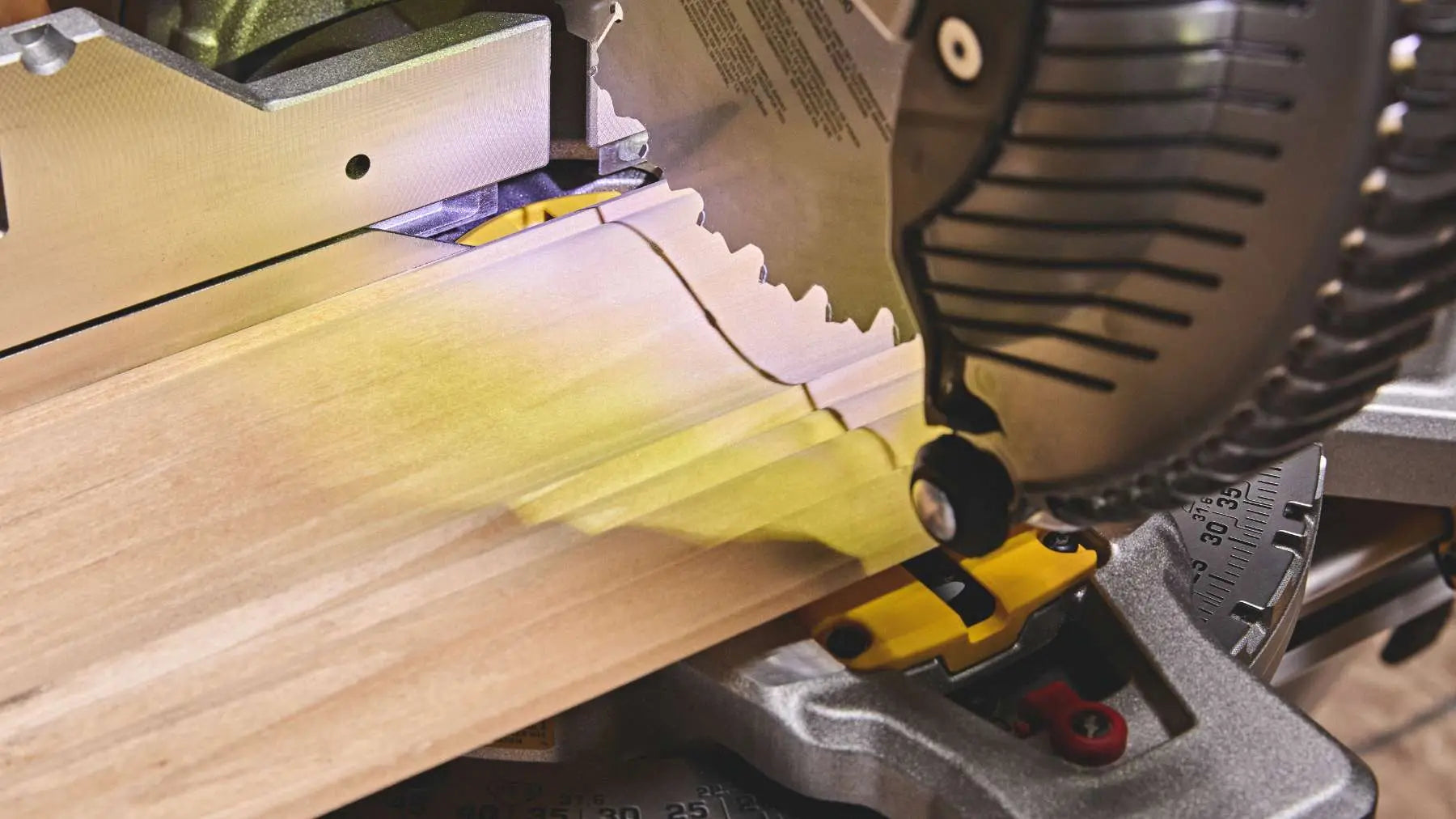 Dewalt DCS714B - 20V MAX* XR® 10 in. Double Bevel Fixed Miter Saw (Tool Only) DEWALT