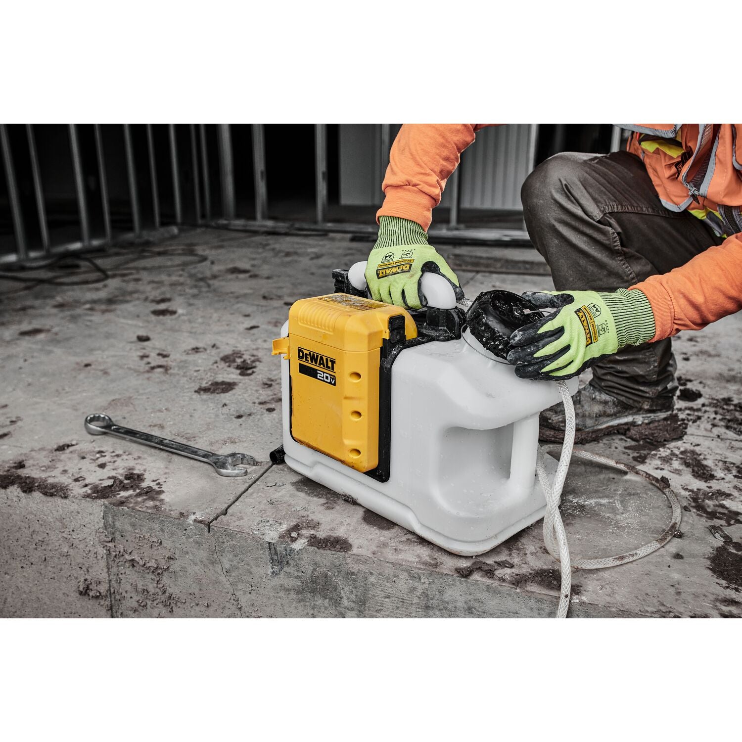 Réservoir d'eau électrique DEWALT DCE6820B-20 V (nu)