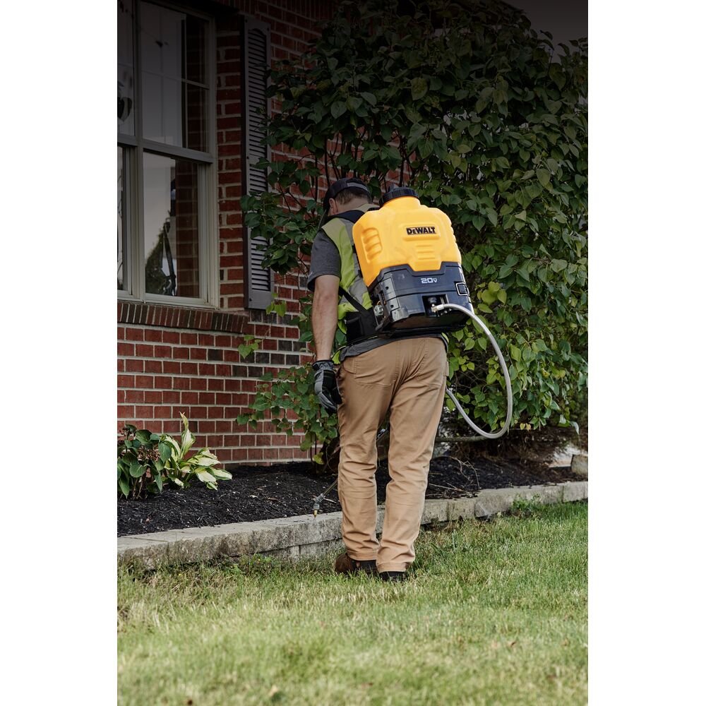 DEWALT DXSP190681D1 20V MAX* 4 Gallon Cordless Backpack Sprayer Kit