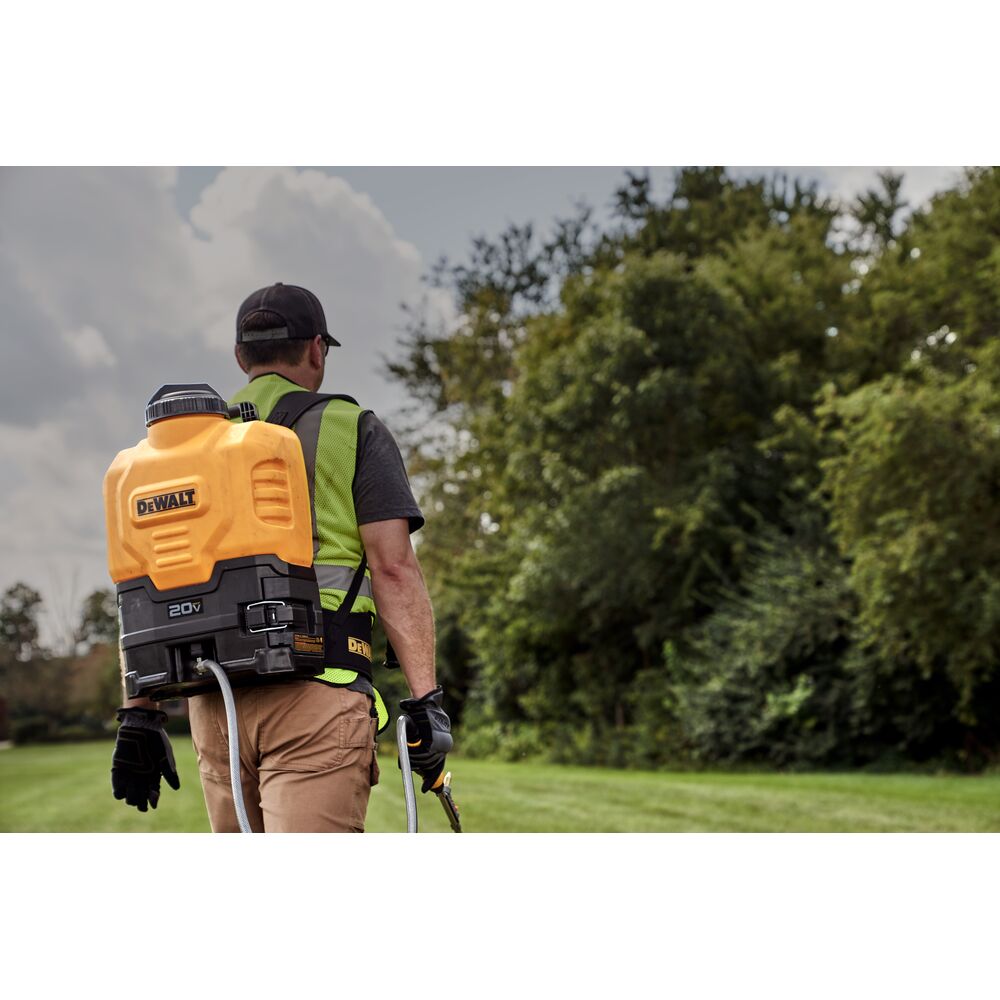 DEWALT DXSP190681D1 20V MAX* 4 Gallon Cordless Backpack Sprayer Kit