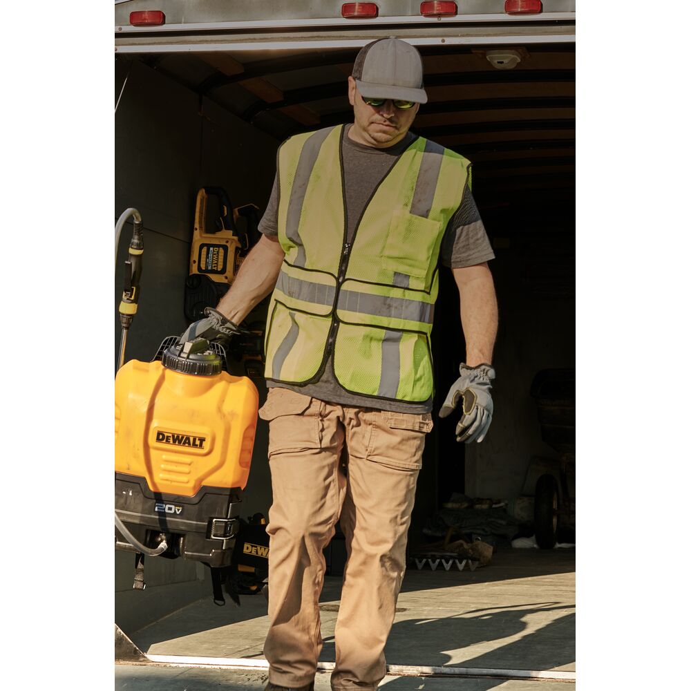 DEWALT DXSP190681D1 20V MAX* 4 Gallon Cordless Backpack Sprayer Kit
