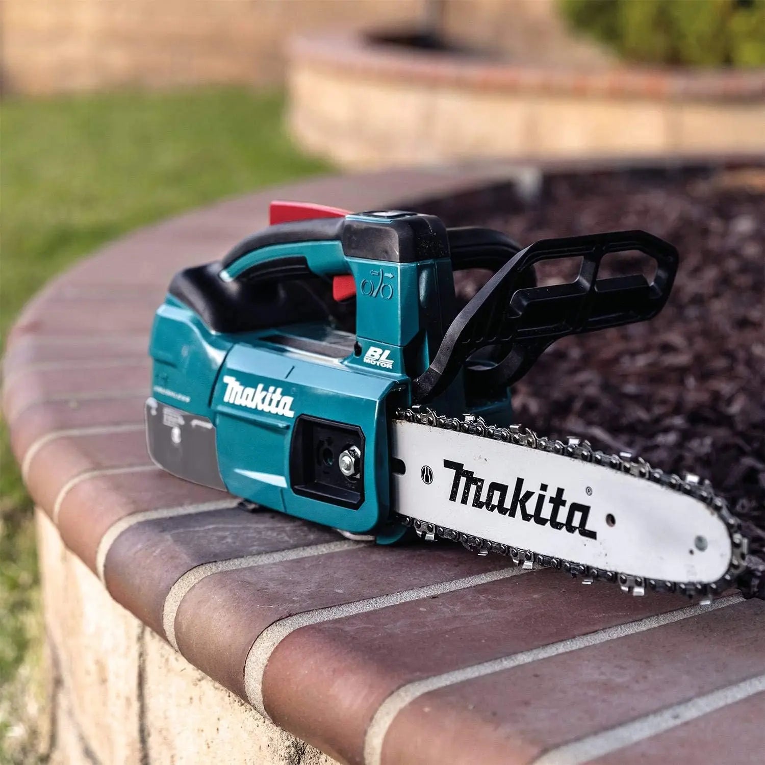 MAKITA DUC254RT - 18V 10″ Brushless Top Handle Chainsaw Kit MAKITA