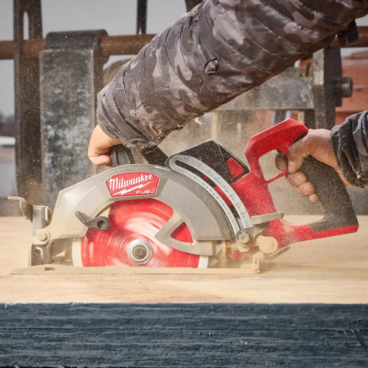 MILWAUKEE 2930-21HD - M18 Fuel 7-1/4" Rear Handle Circular Saw Kit MILWAUKEE