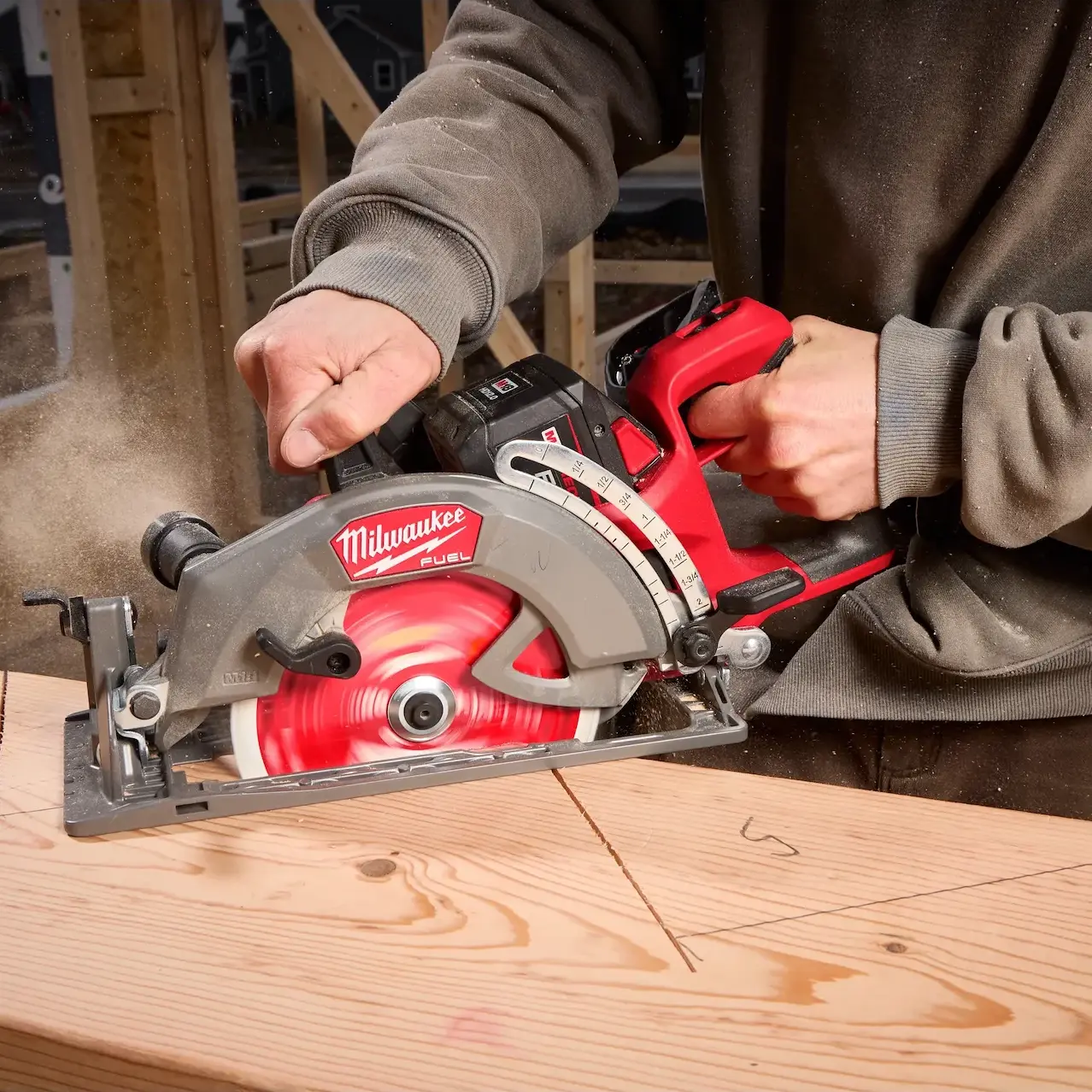 MILWAUKEE 2930-21HD - M18 Fuel 7-1/4" Rear Handle Circular Saw Kit MILWAUKEE
