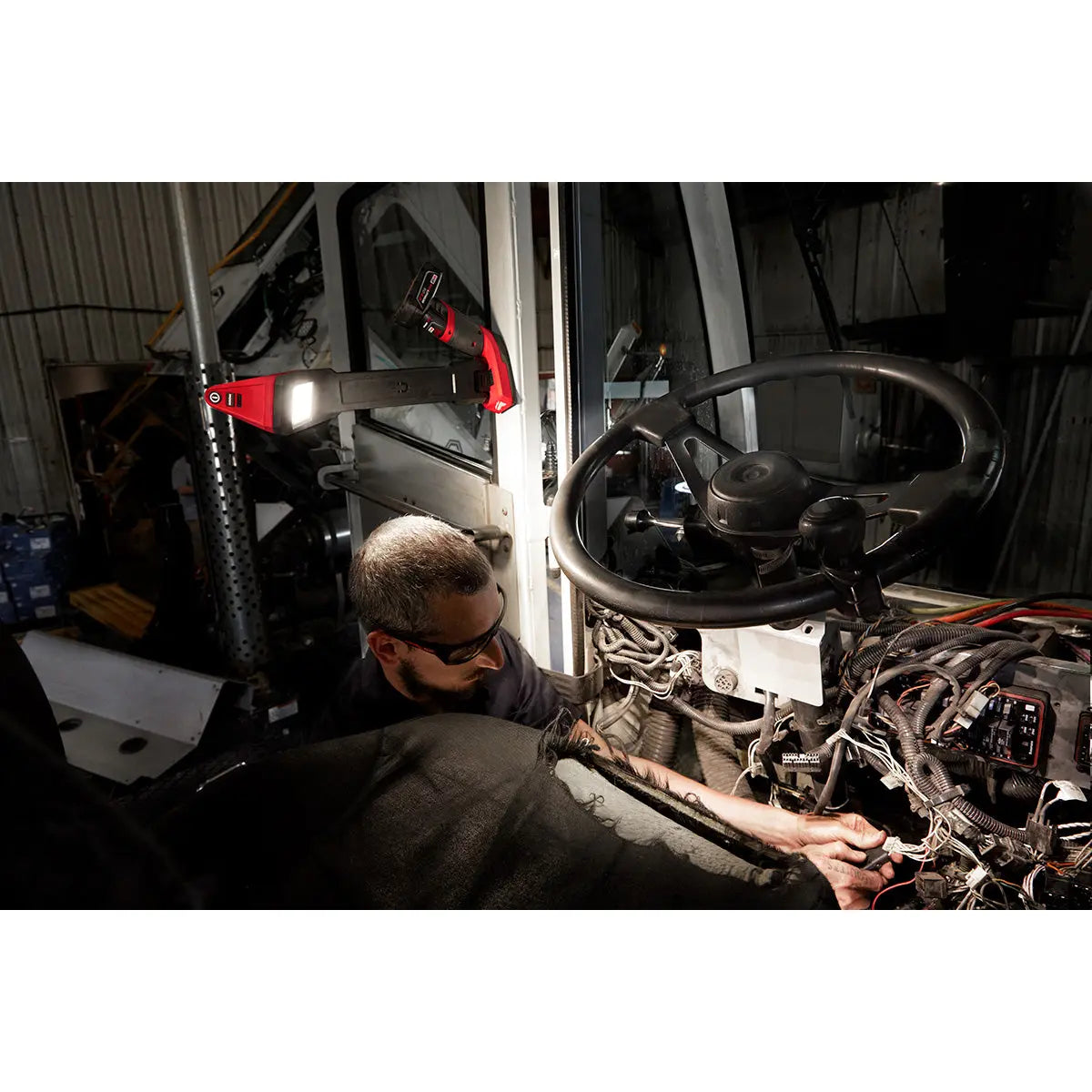 Milwaukee 2126-20 - M12™ Underbody Light - Wise Line Tools