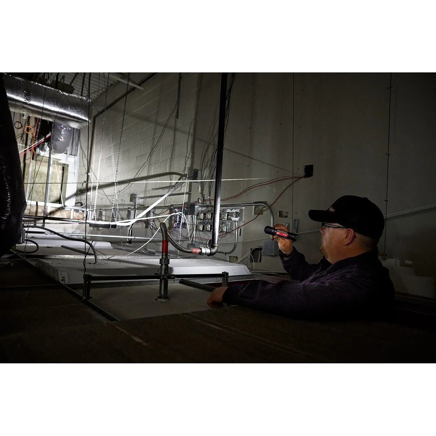 Milwaukee 2162-21 - REDLITHIUM™ USB 2,000L Slide Focus Flashlight - Wise Line Tools