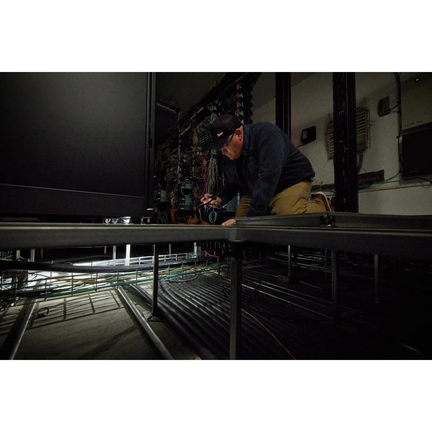 Milwaukee 2162-21 - REDLITHIUM™ USB 2,000L Slide Focus Flashlight - Wise Line Tools