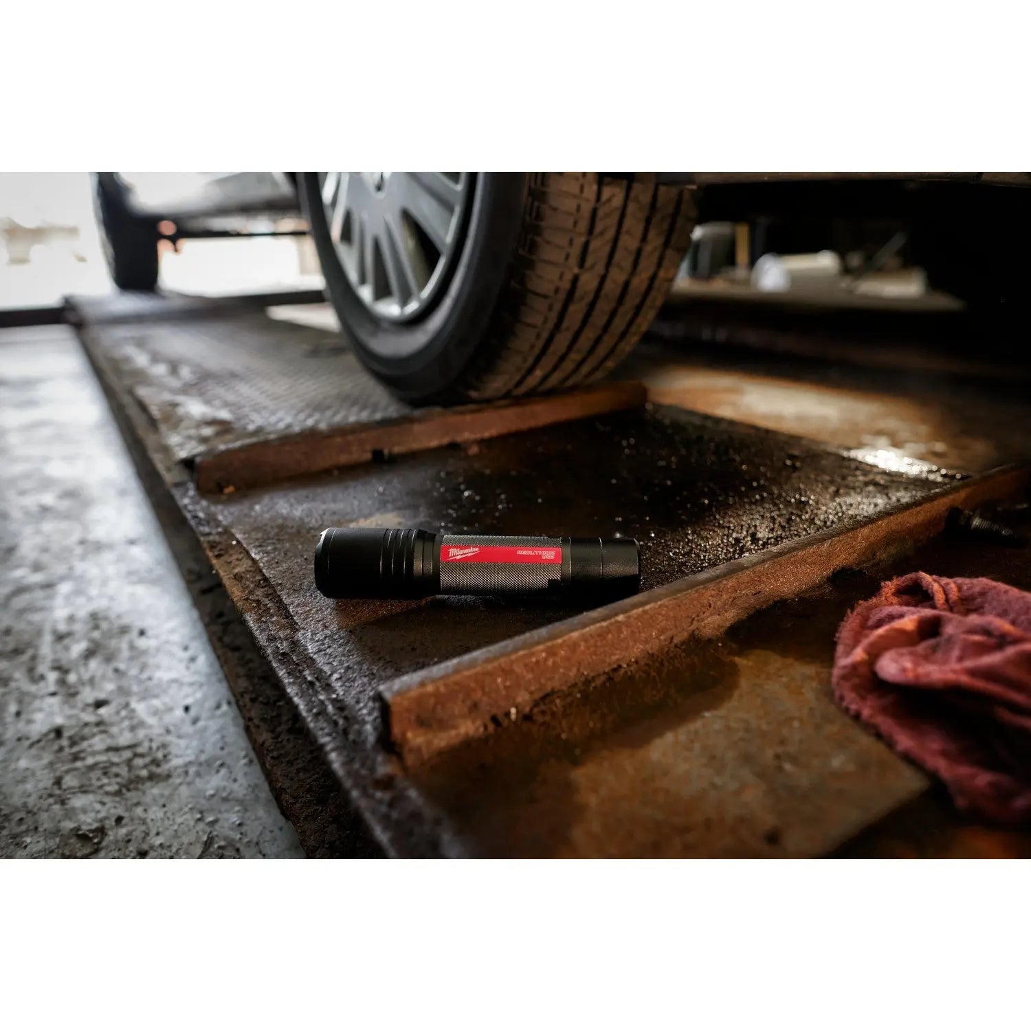 Milwaukee 2162-21 - REDLITHIUM™ USB 2,000L Slide Focus Flashlight - Wise Line Tools