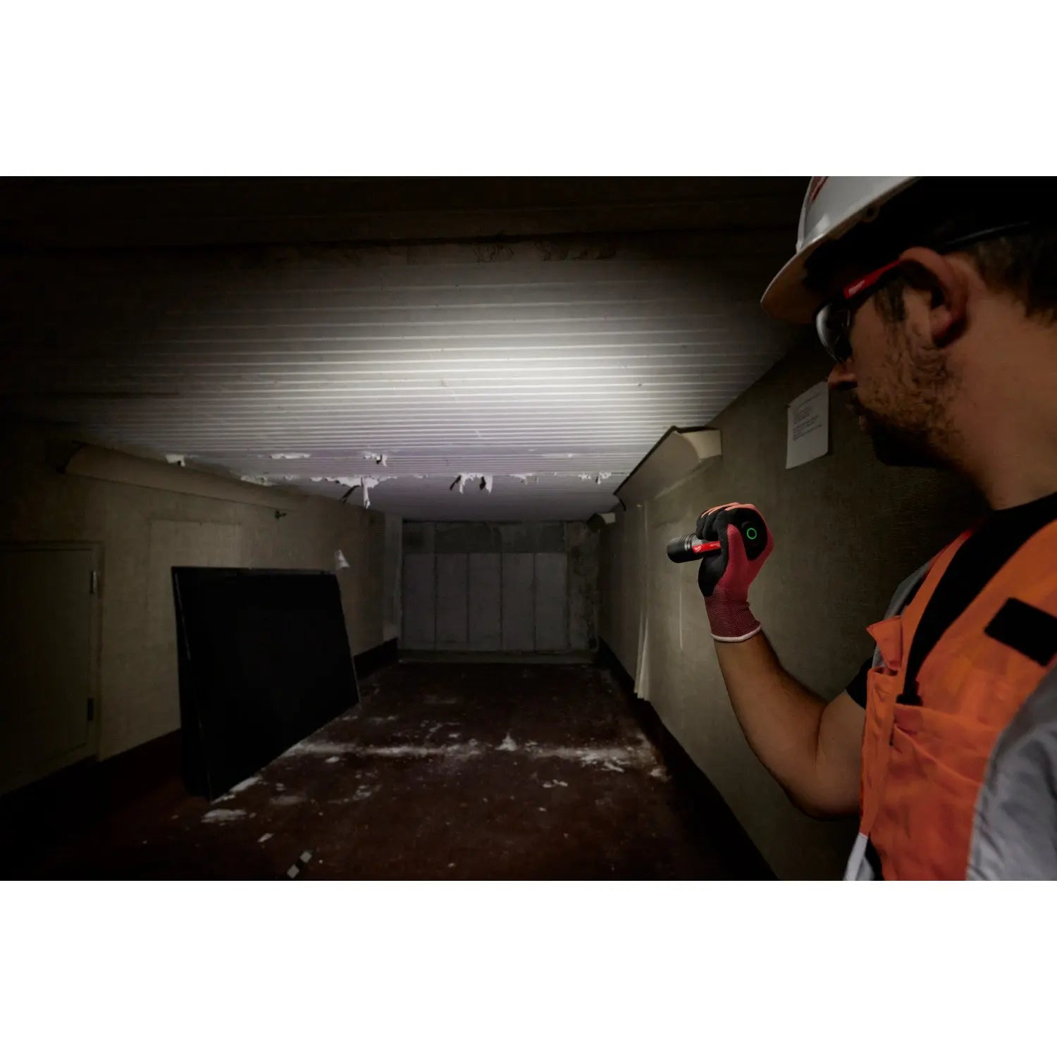 Milwaukee 2162-21 - REDLITHIUM™ USB 2,000L Slide Focus Flashlight - Wise Line Tools