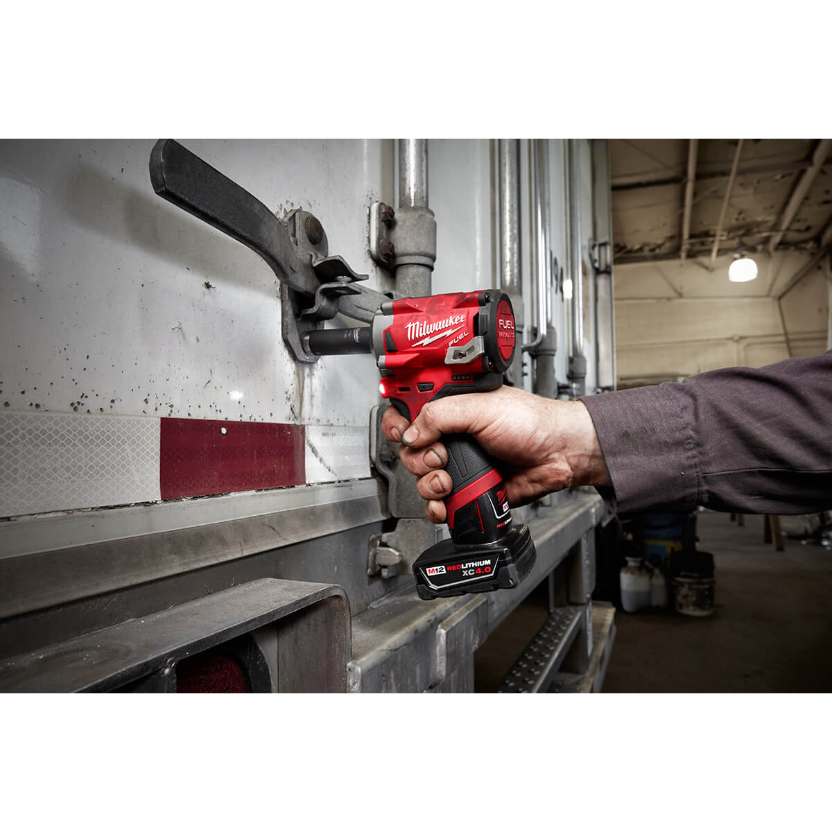 Milwaukee 2555-22 - M12 FUEL™ Stubby 1/2 in. Impact Wrench Kit - Wise Line Tools