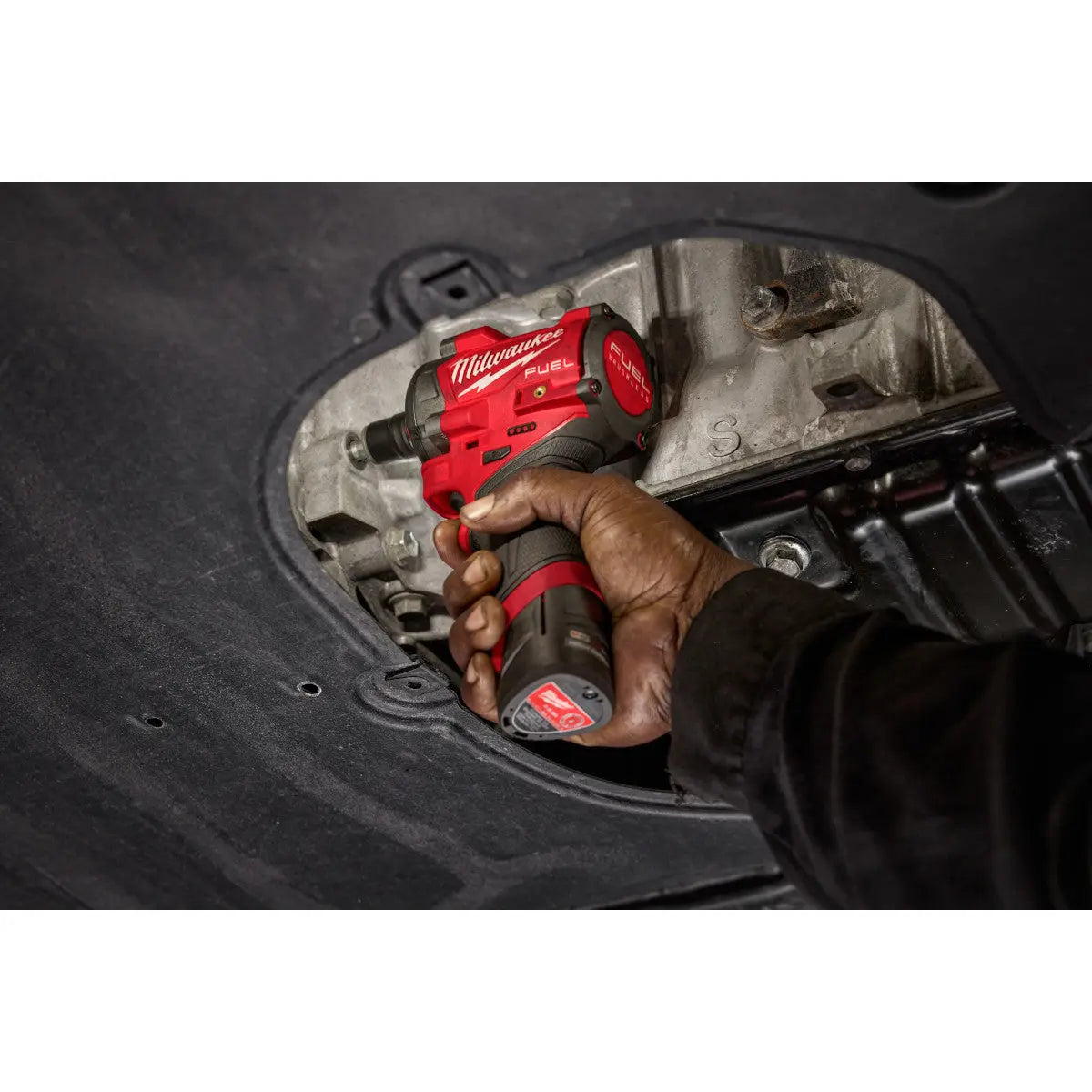 Milwaukee 2562-22 - M12 FUEL™  Stubby 3/8" Impact Wrench Kit - Wise Line Tools